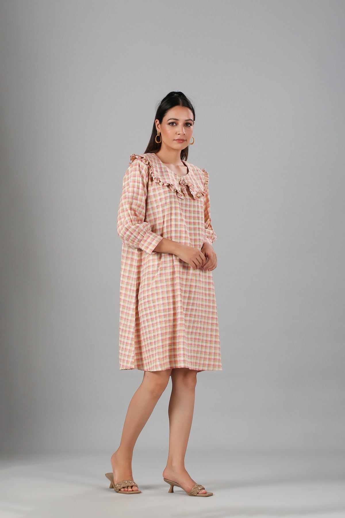 Stylera casual checkered dress for women with a frilled neckline and long sleeves