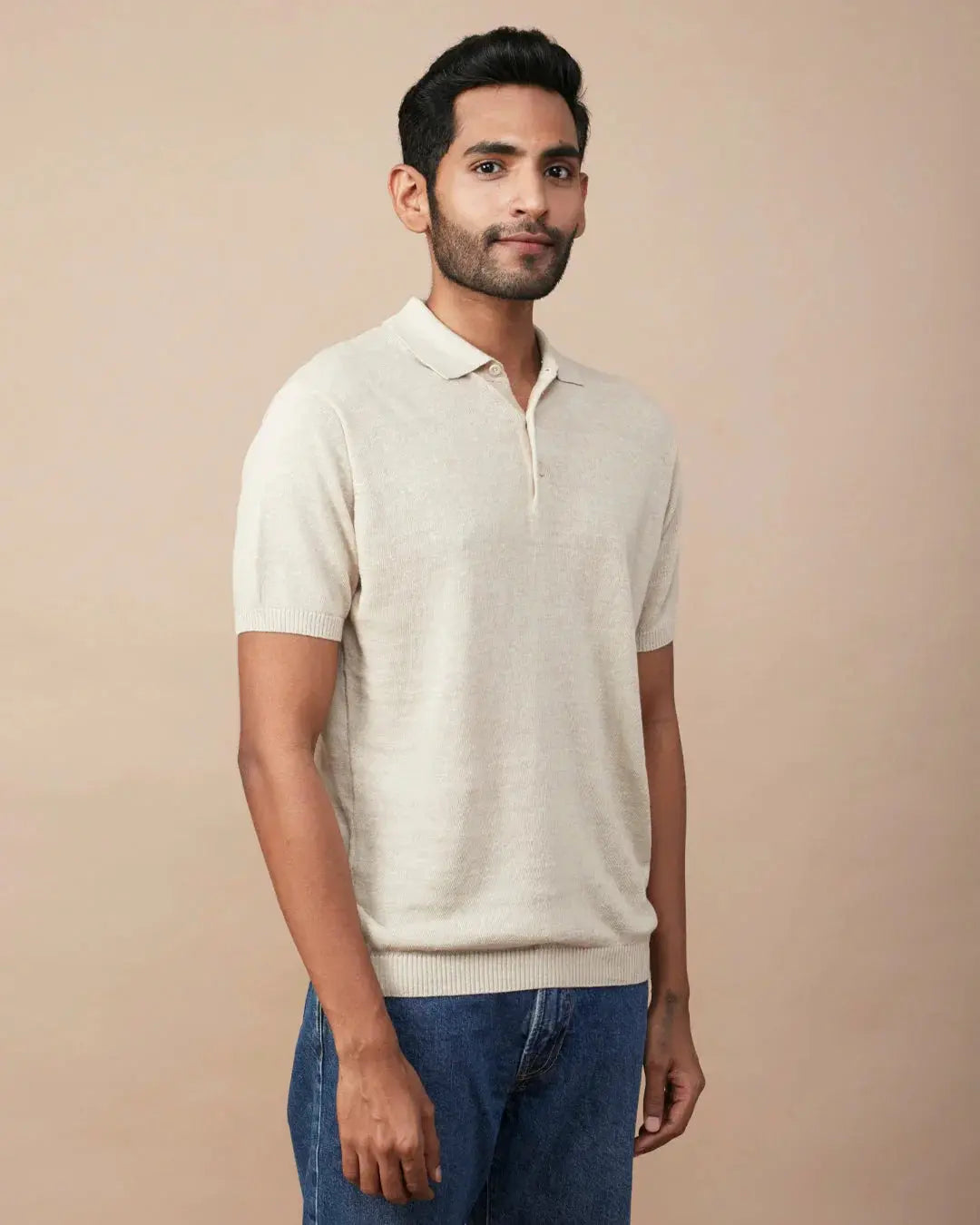 Casual linen polo for men in a lightweight knit design, perfect for warm weather outings