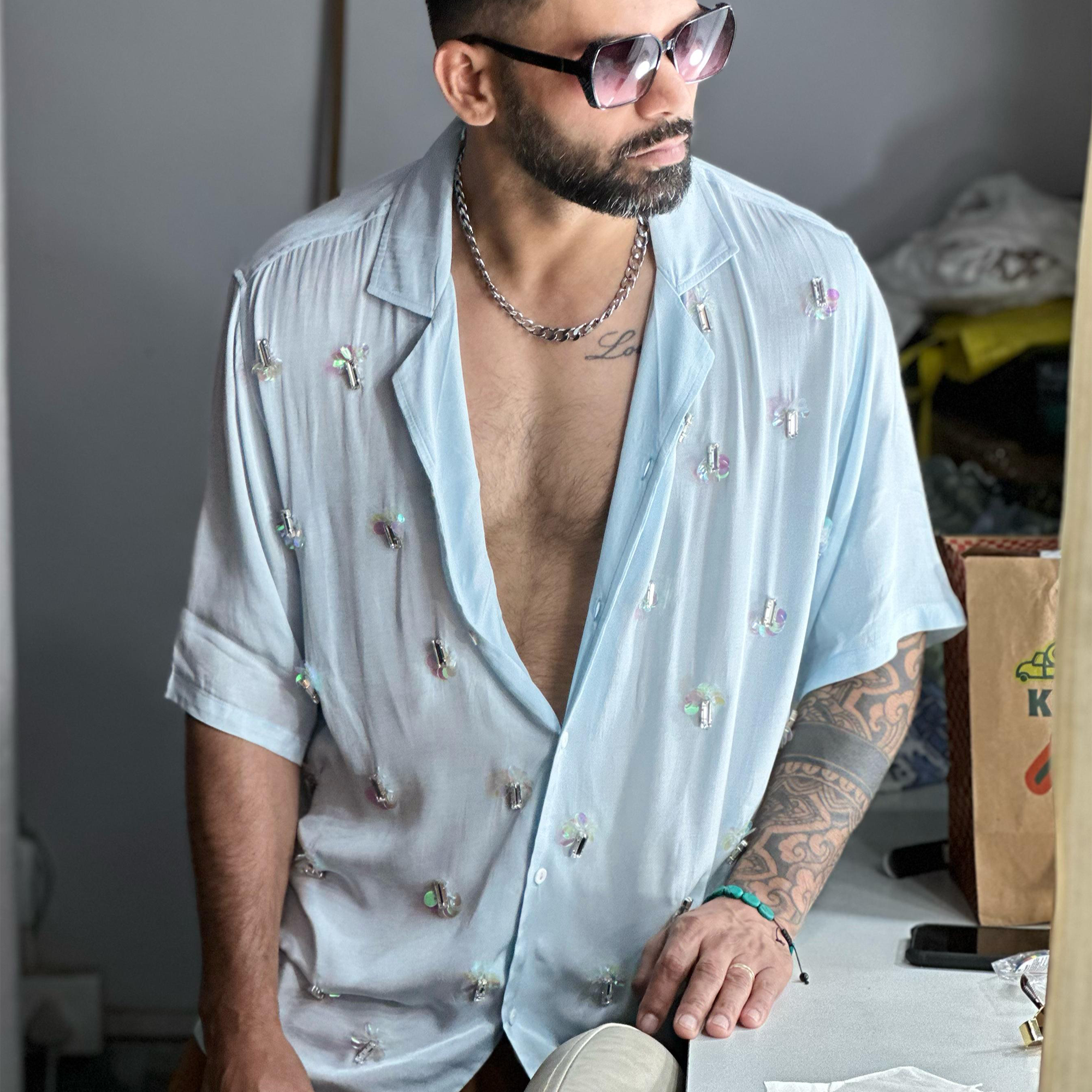 Stylera casual short sleeve shirts for men in light blue with a relaxed fit and colorful patterns