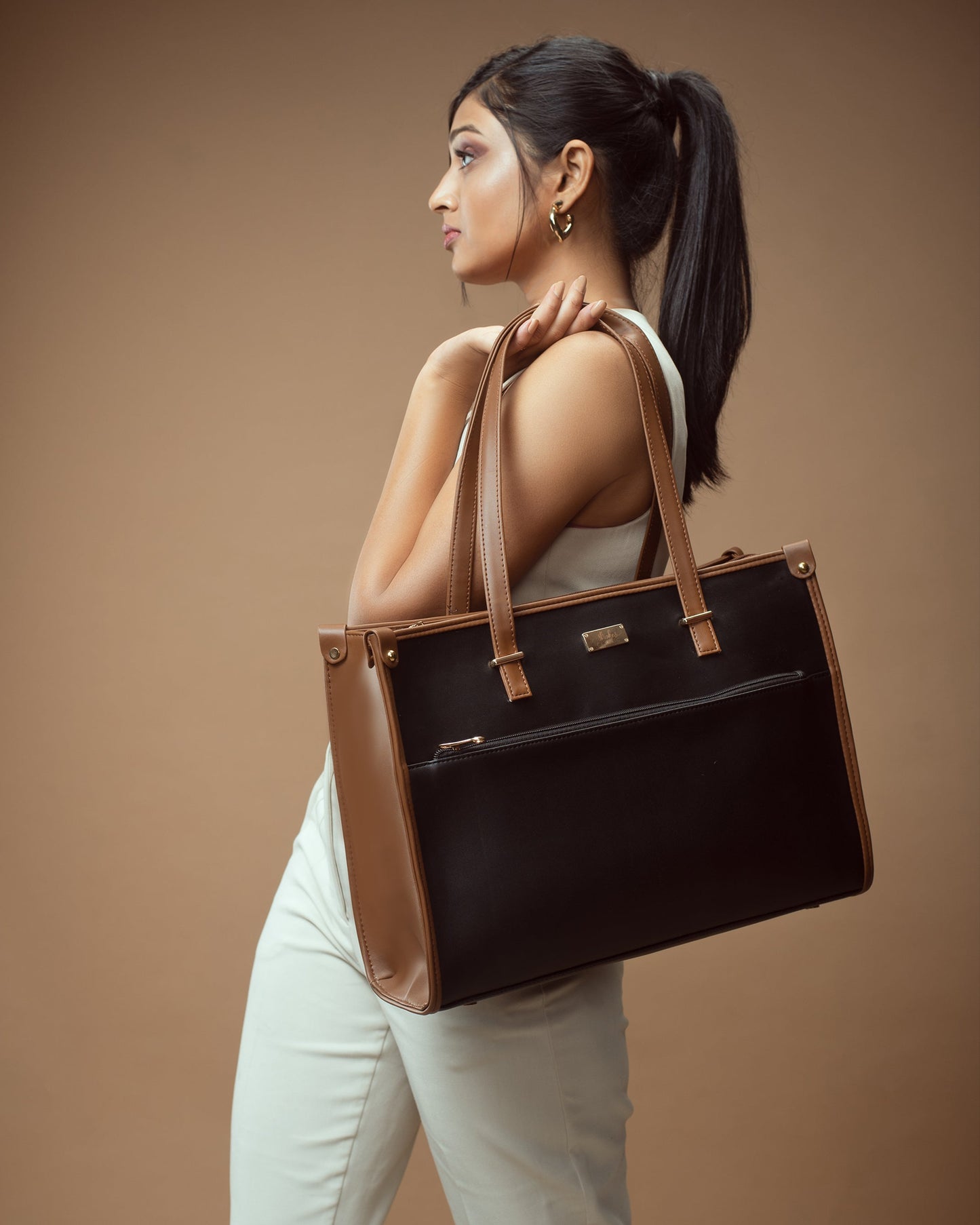 Stylish charcoal caramel tote bag by Stylera featuring spacious design and elegant accents