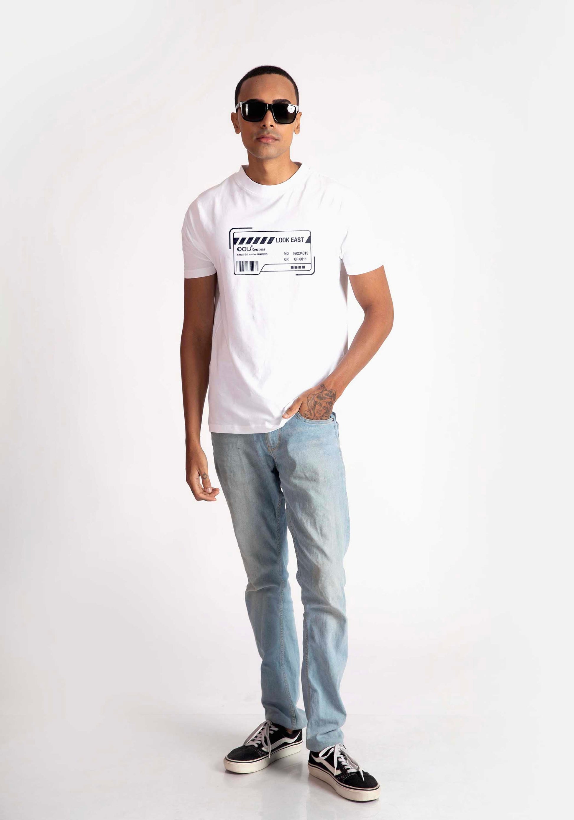 Man wearing Stylera white regular fit t-shirt with graphic design and light blue jeans