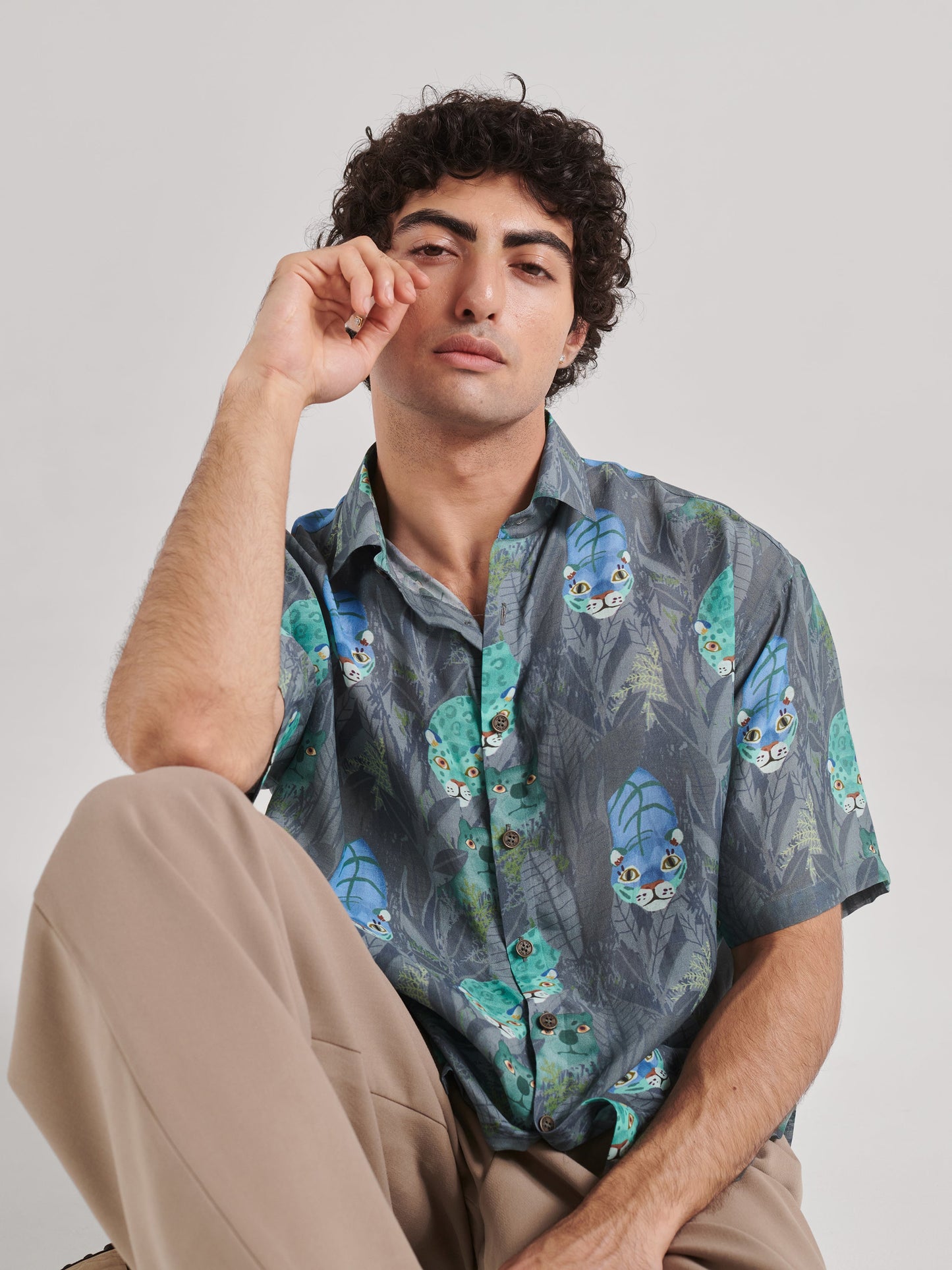 Stylera drop shoulder shirt for men in gray with tropical leaf and animal print design