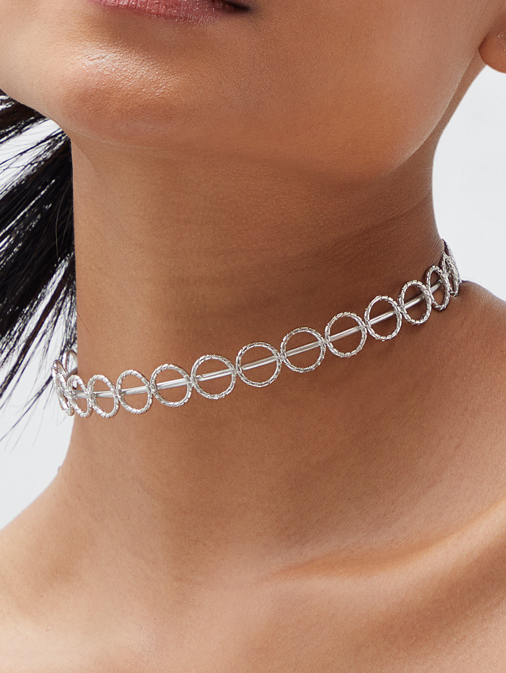 Stylera silver circle link fashion accessory choker necklace on model neck elegant style