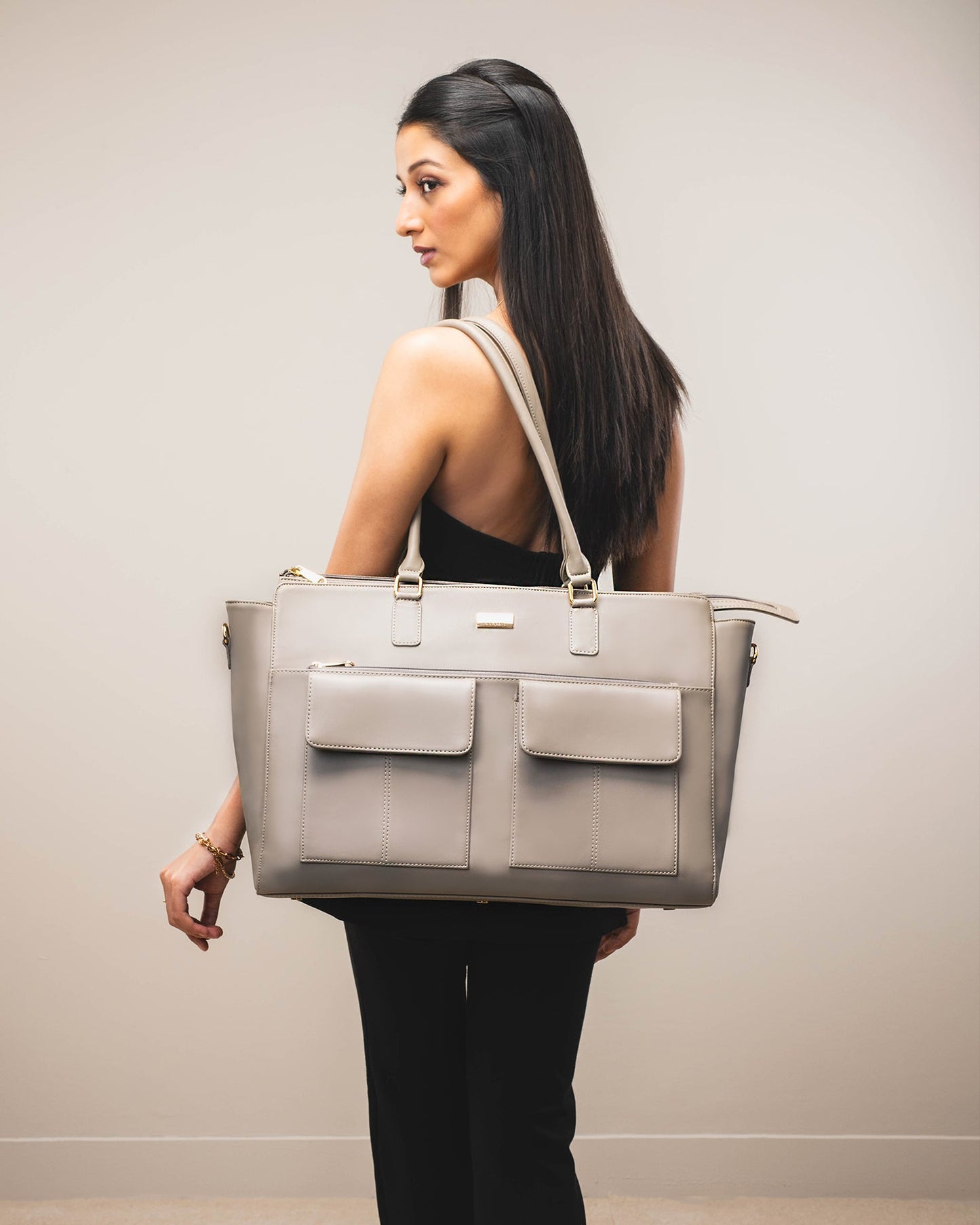 Oversized tote bag in gray with pockets, stylish and functional fashionable laptop tote bag