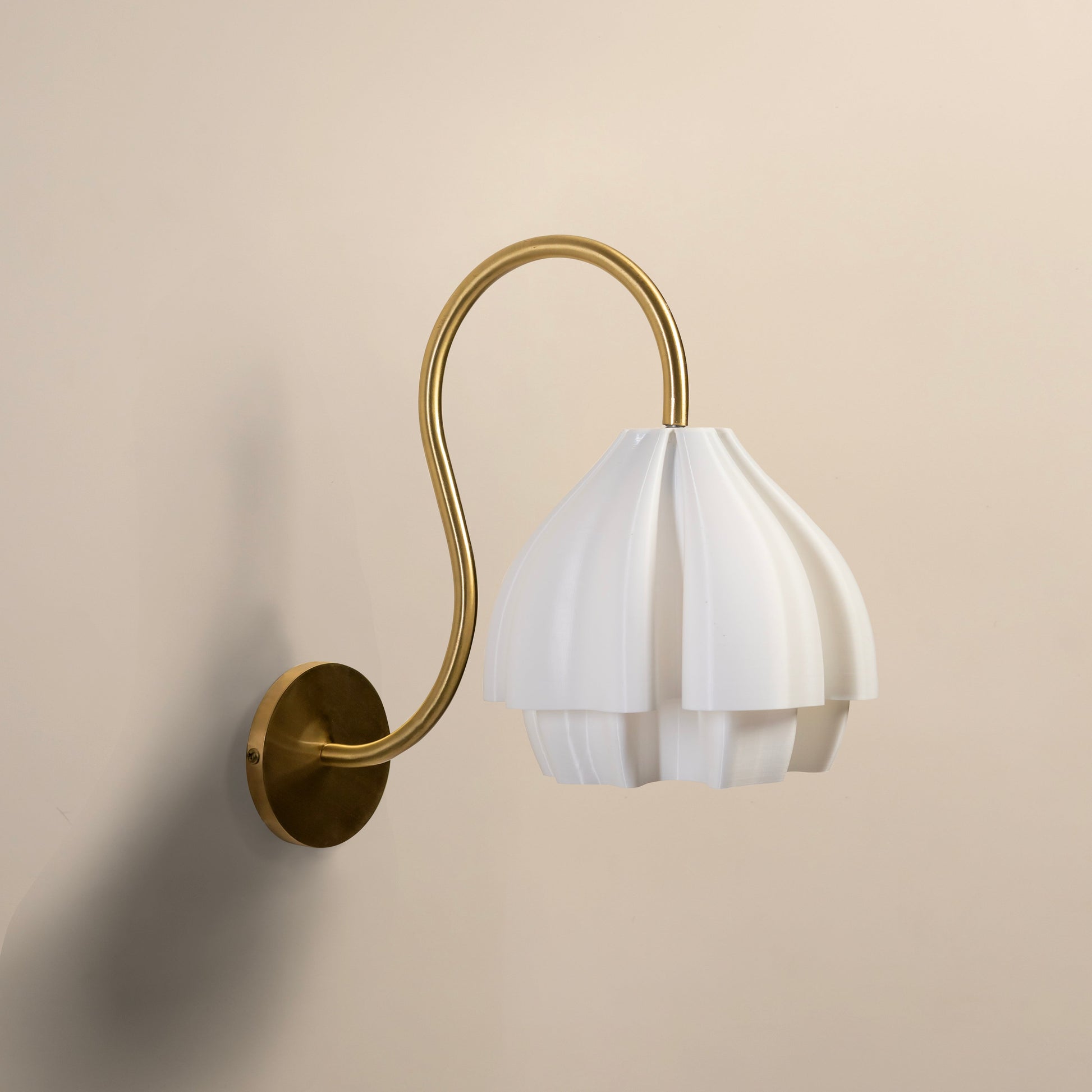 Sozori flower shaped wall light fixture with elegant design and curved arm for stylish illumination