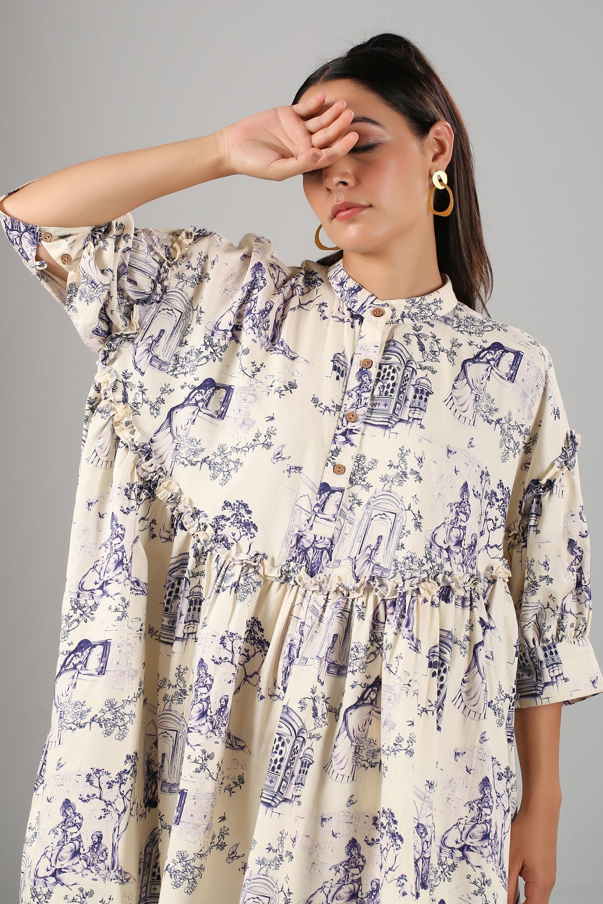 Stylera flowy casual short sleeve dress in a light pattern with buttons and relaxed fit