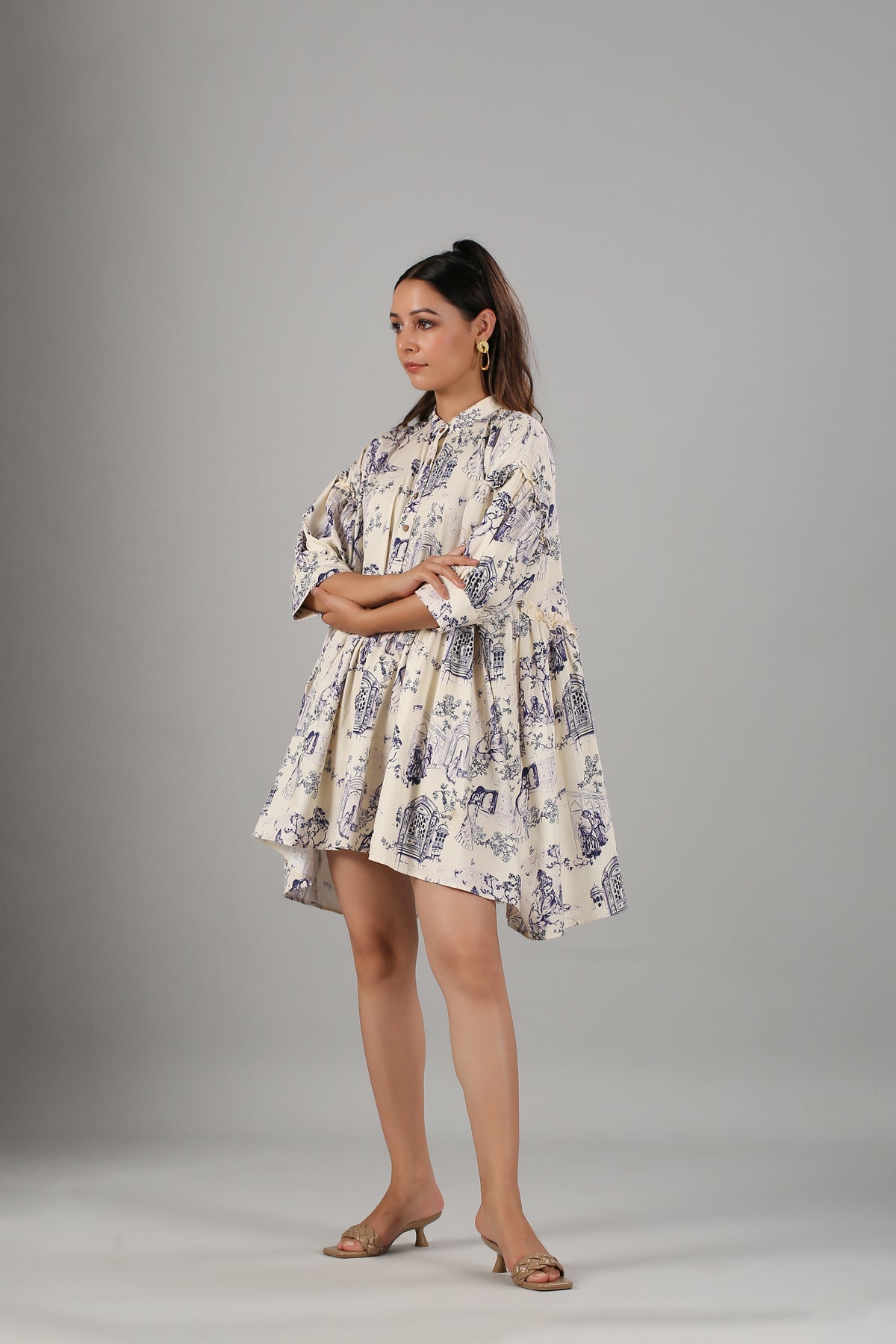 Stylera flowy casual short sleeve dress in light color with floral print, perfect for warm weather outings
