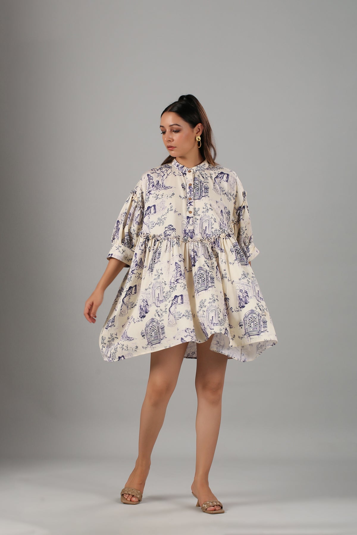 Trendy flowy casual short sleeve dress in cream with blue floral print for a stylish summer look