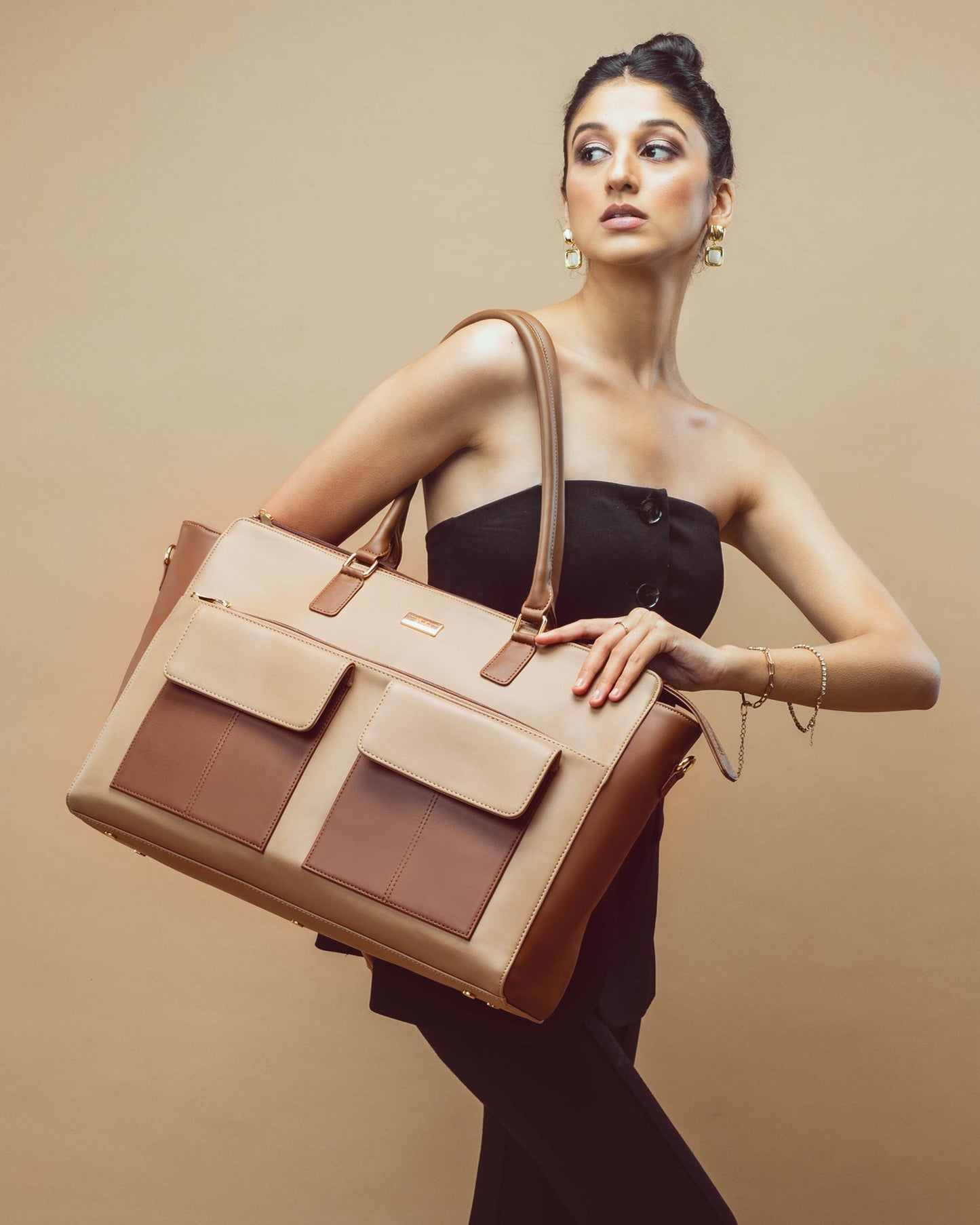 Stylish oversized tote bag by Stylera with laptop compartment in trendy colors, perfect for daily use.