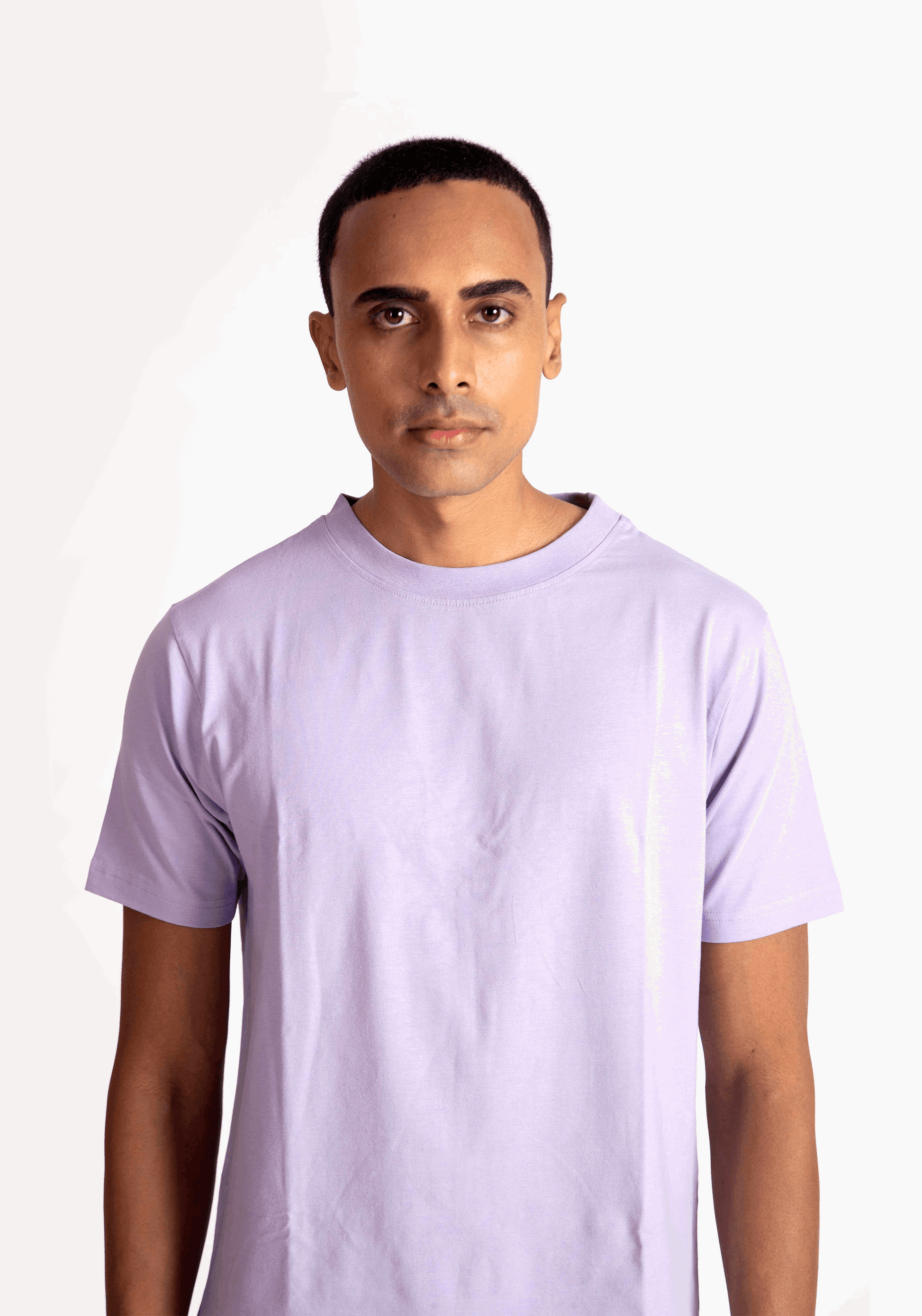 Man wearing a plain lavender t-shirt for men from Stylera with a comfortable fit