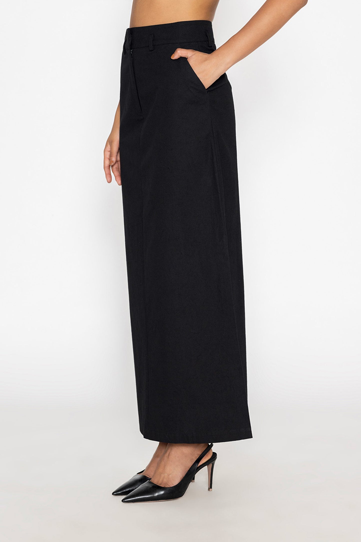 Stylera long black skirt with slit featuring a high waist and side pockets