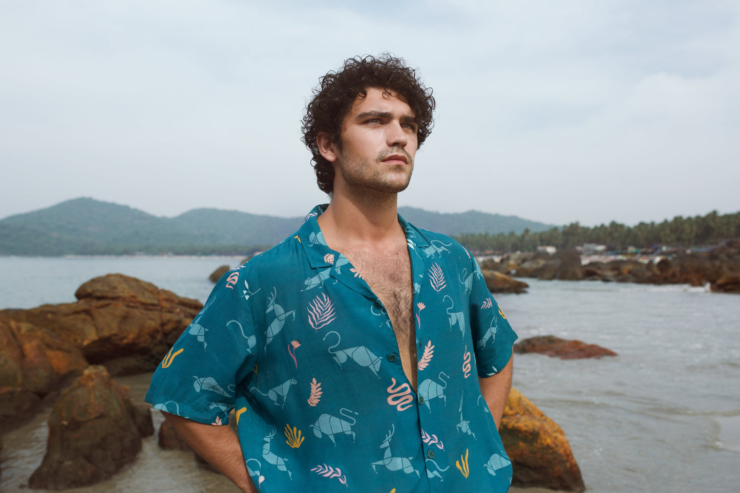 Men's oversized beach shirt by Stylera in blue with tropical patterns, perfect for summer outings