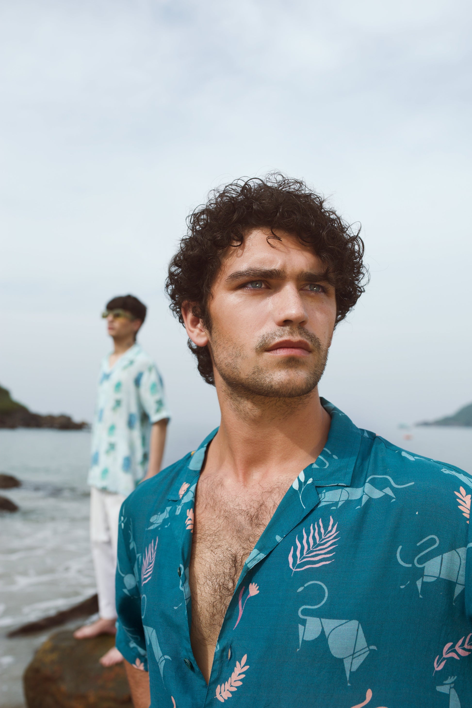 Men's oversized beach shirt by Stylera with tropical patterns, perfect for summer outings by the sea