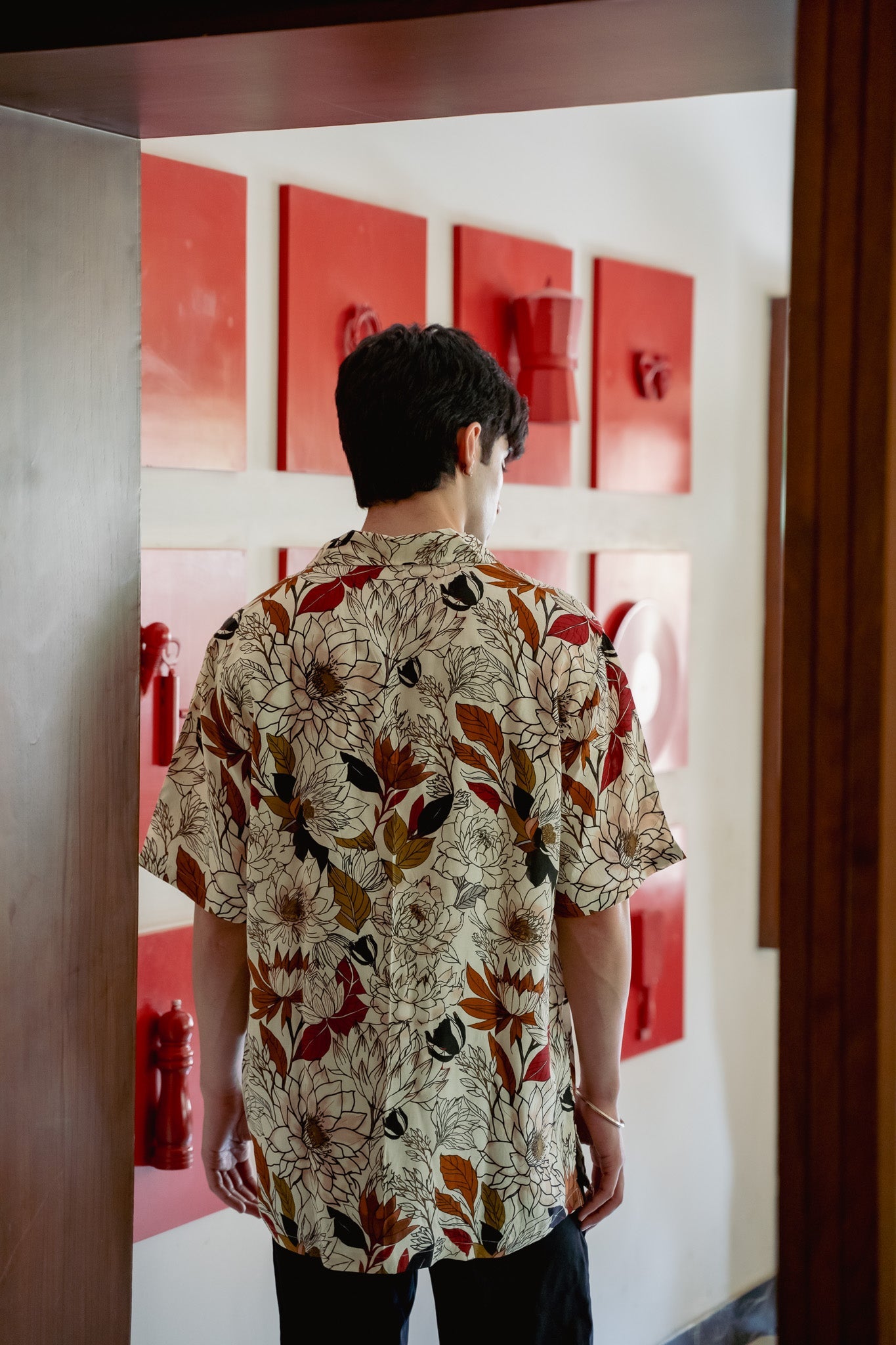 Men's oversized floral shirt by Stylera with a vibrant botanical print