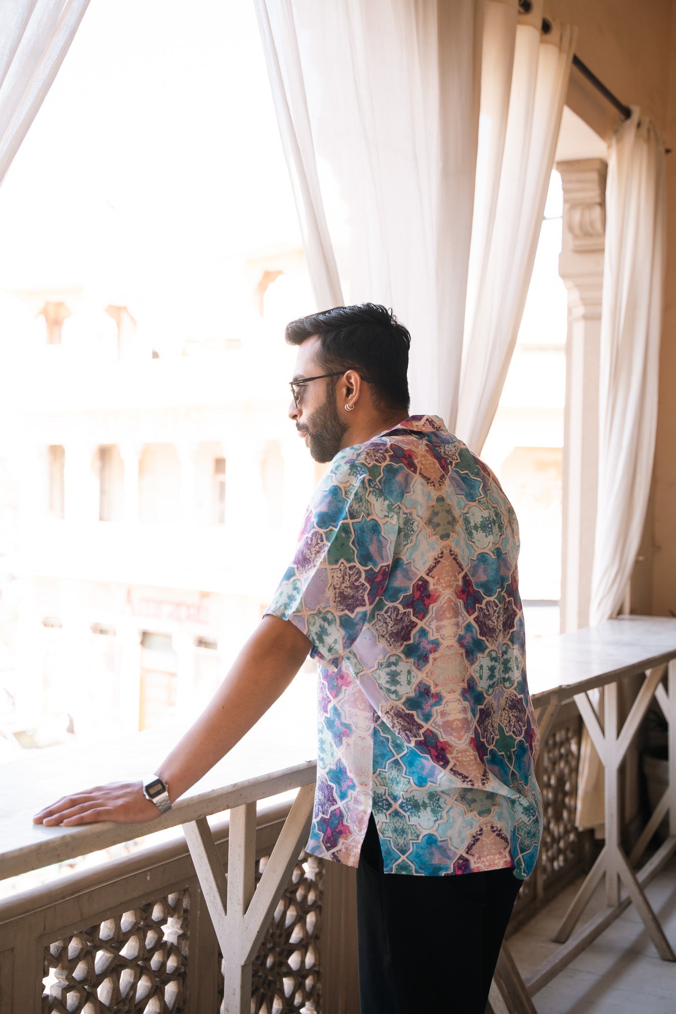 Men's oversized patterned shirt by Stylera with vibrant colors and a relaxed fit, perfect for casual outings