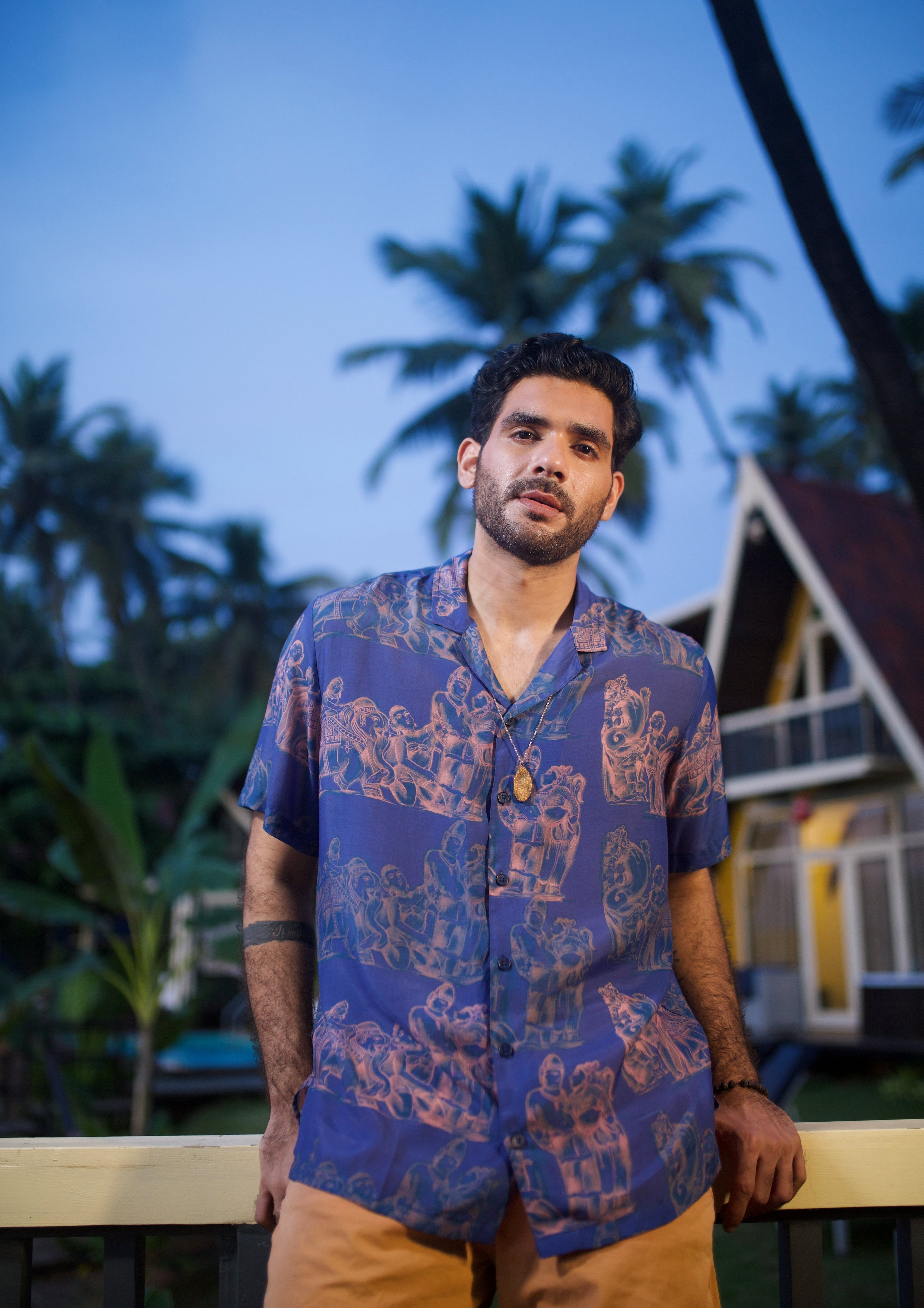 Men's printed oversized casual shirt by Stylera in a stylish tropical design perfect for relaxed outings