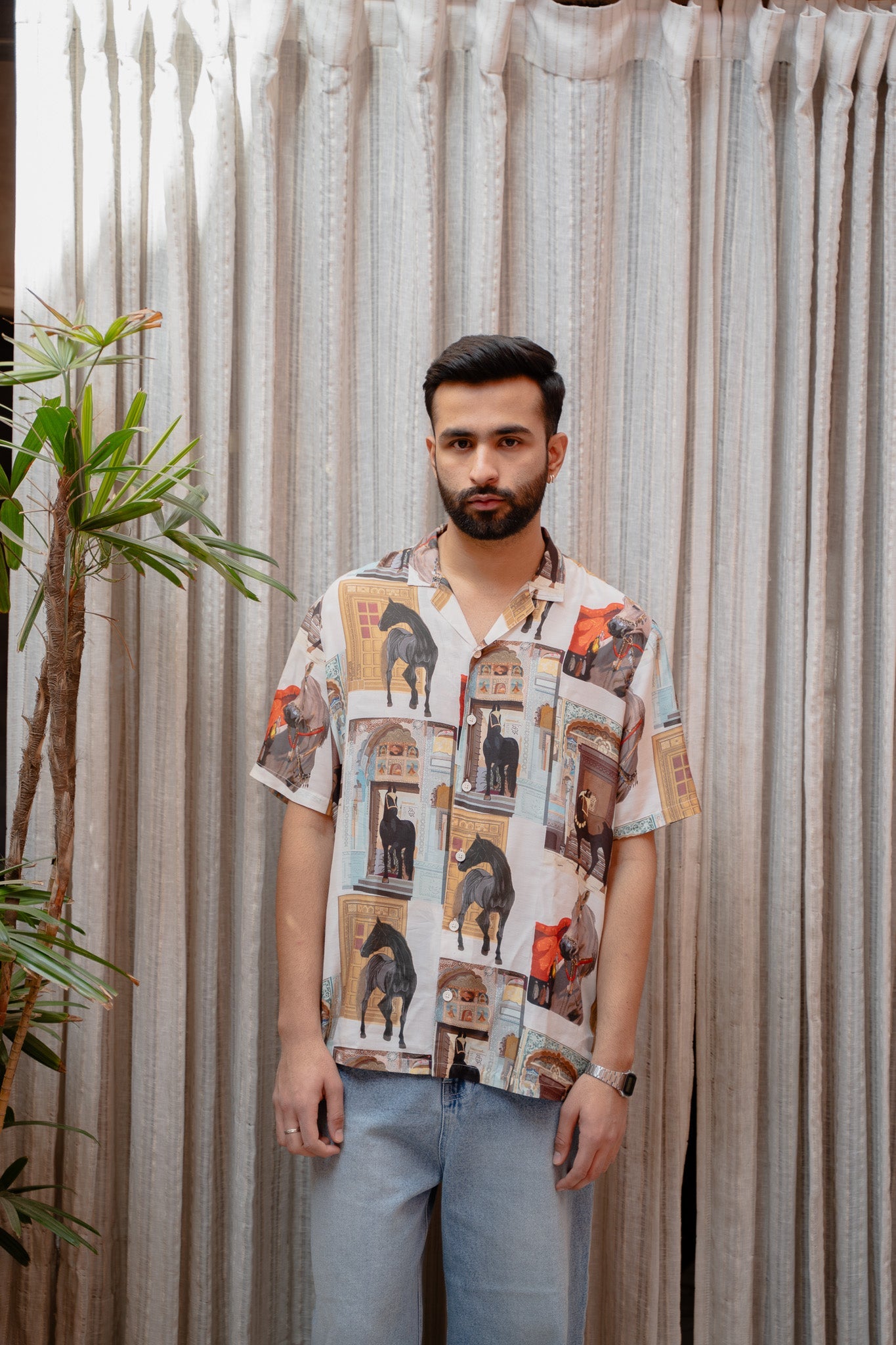 Men's statement oversized shirt by Stylera with colorful prints and short sleeves, perfect for a relaxed style