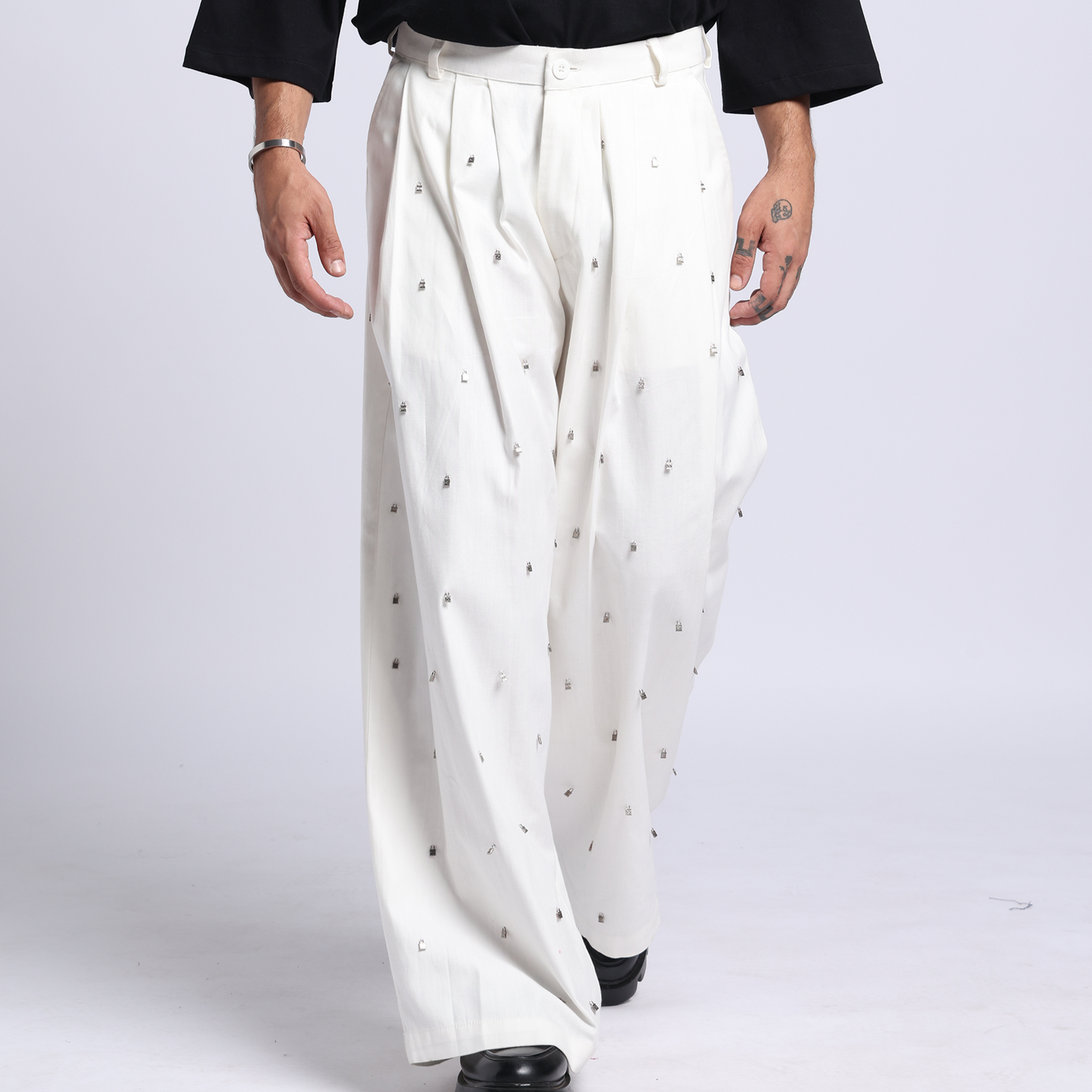 Stylera men's white closure pants with a pleated design for a stylish and comfortable fit