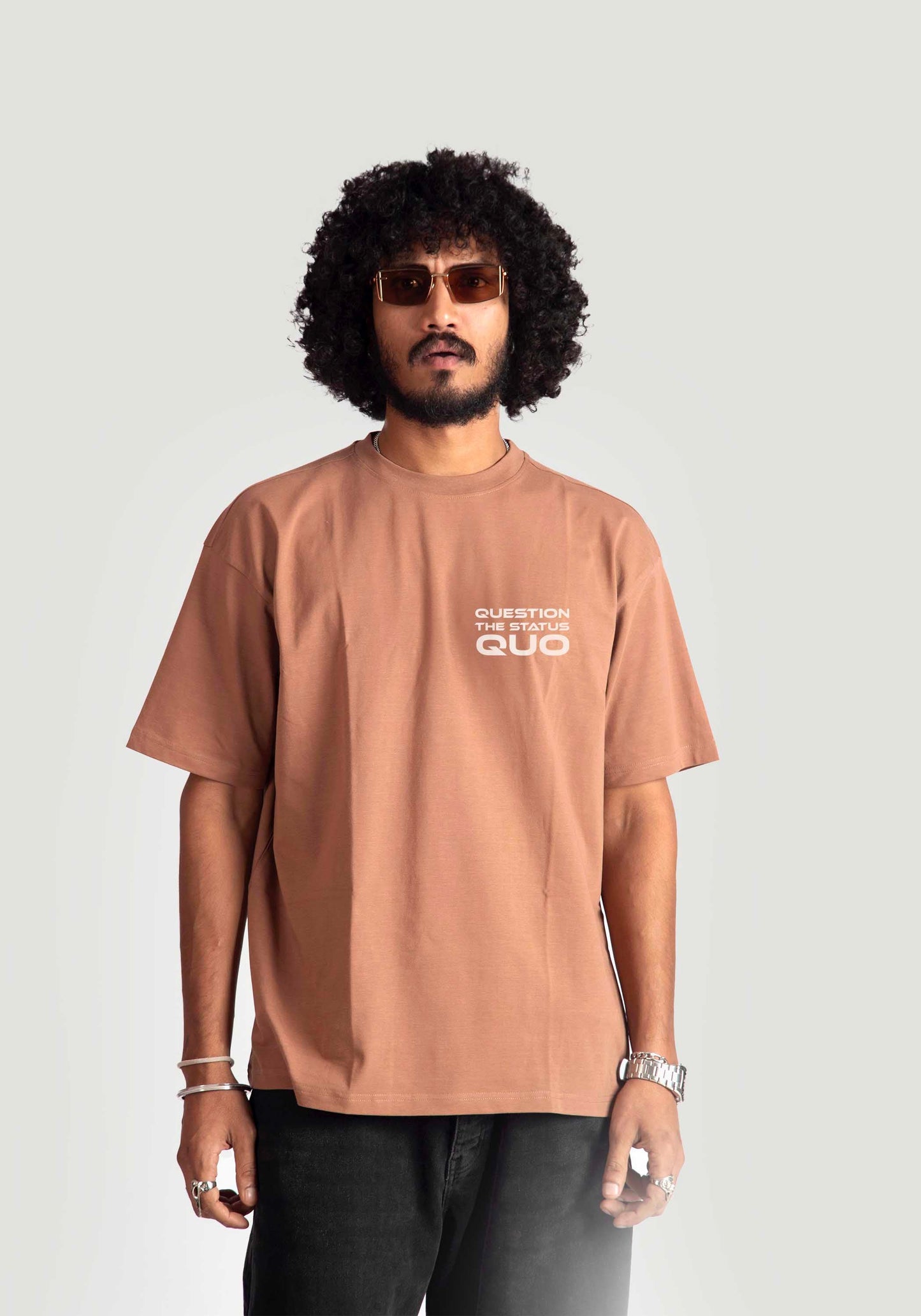 Stylera mocha oversized t-shirt worn by a man with curly hair and sunglasses