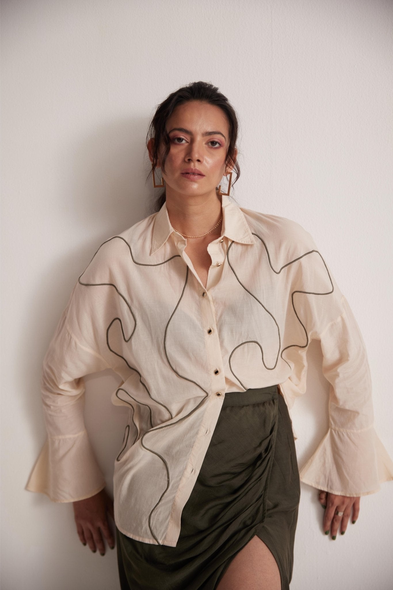Stylera off-white oversized cotton shirt with black abstract line design and flared sleeves