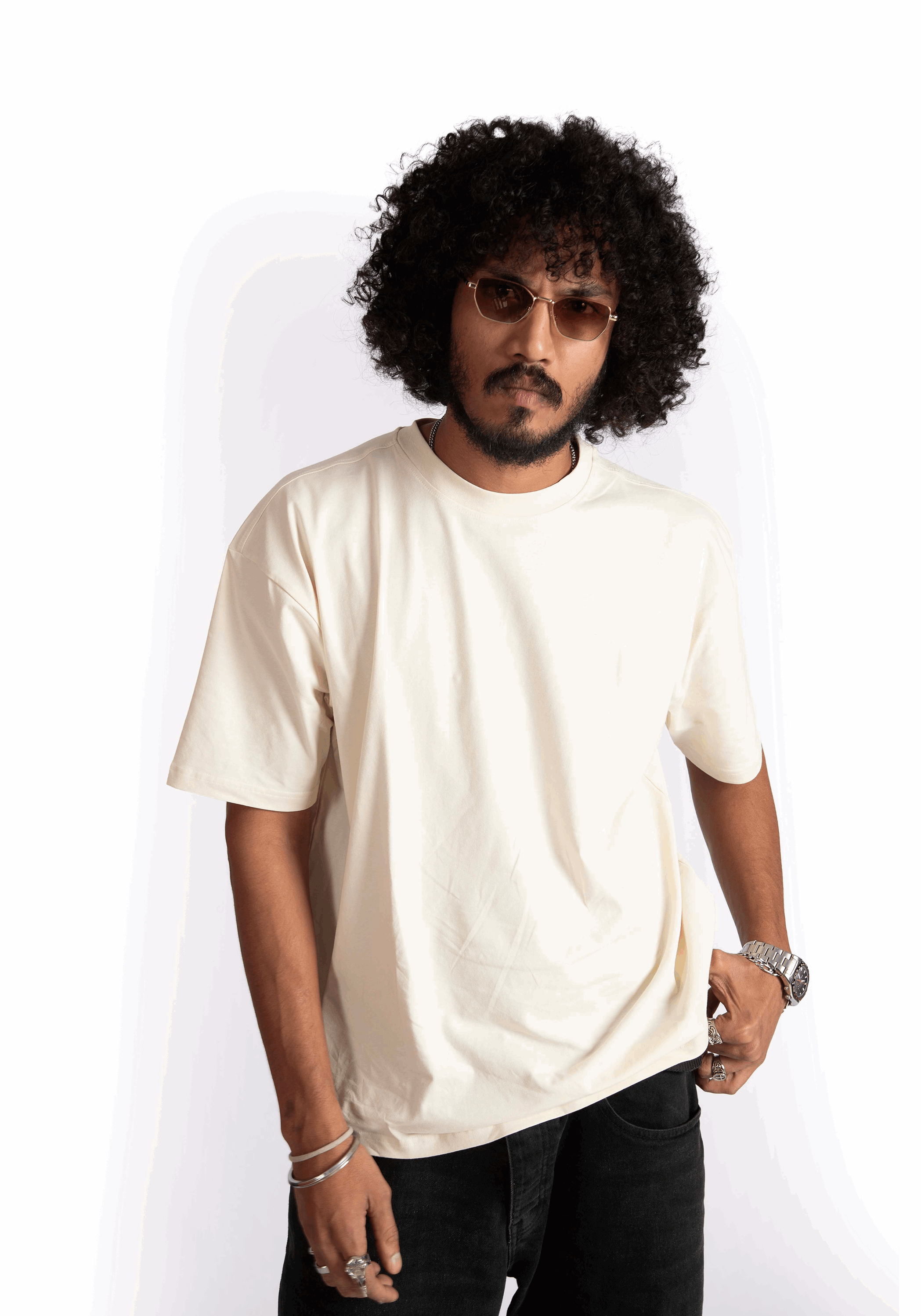 Man wearing oversized almond milk t-shirt in cream color from Stylera with sunglasses and casual style