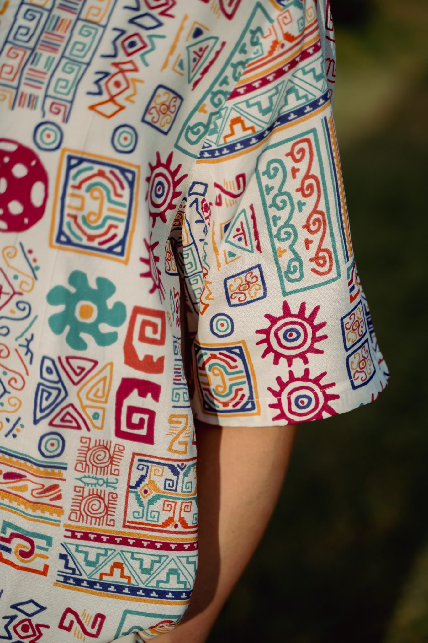 Colorful patterned oversized casual summer shirt by Stylera for relaxed outdoor wear