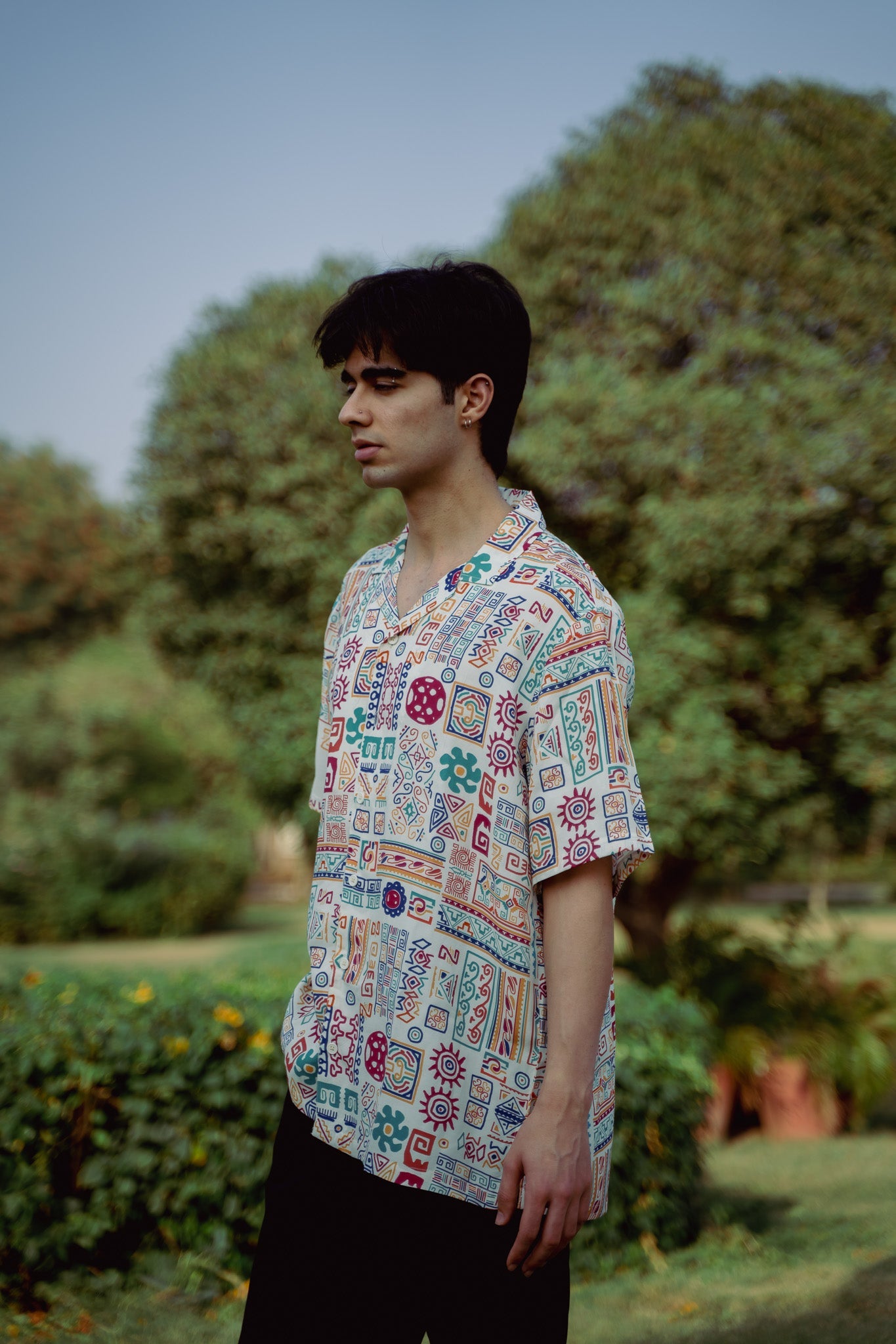 Man wearing an oversized casual summer shirt by Stylera with colorful patterns
