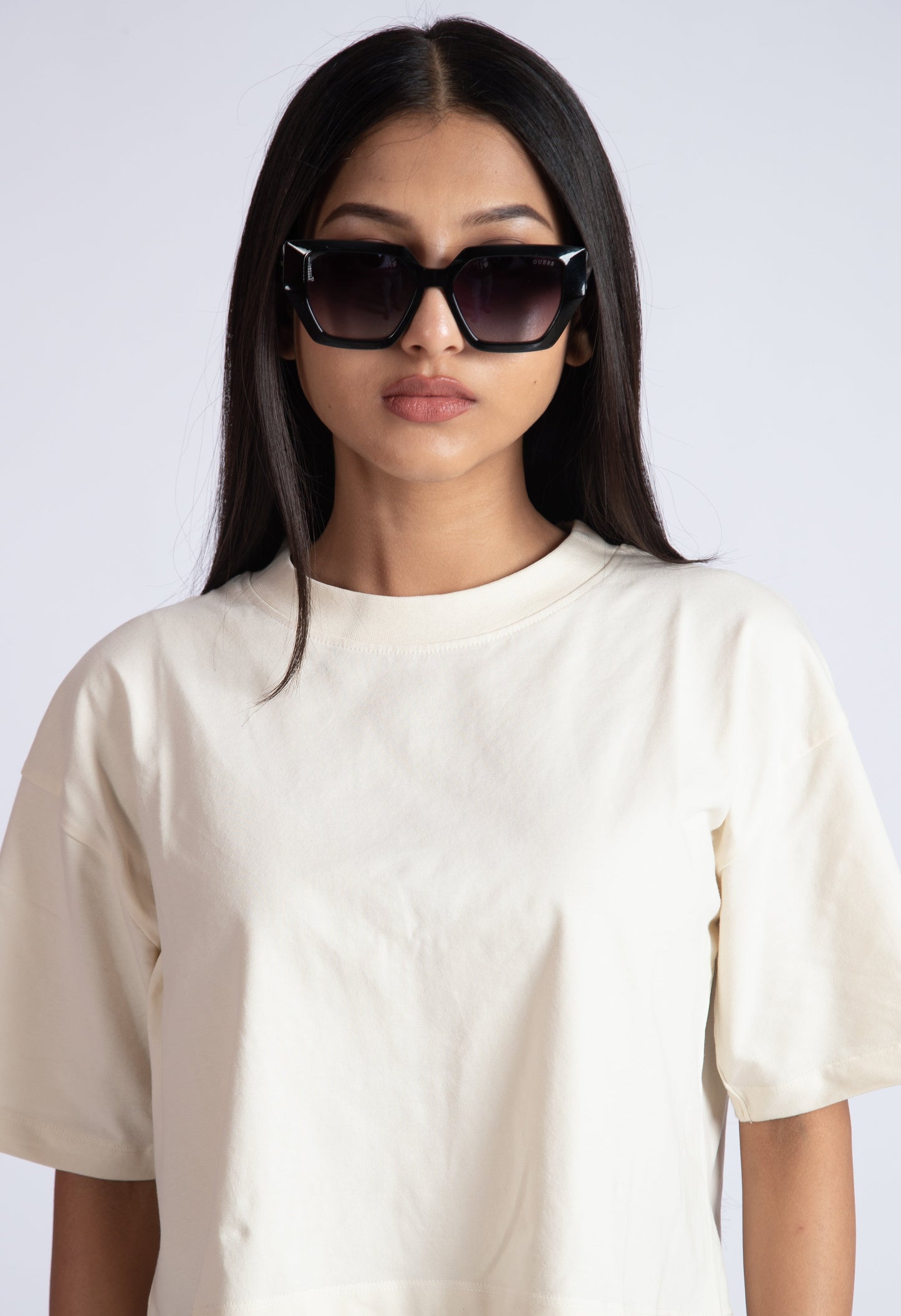 Stylera oversized crop top for women in off-white color worn with black sunglasses