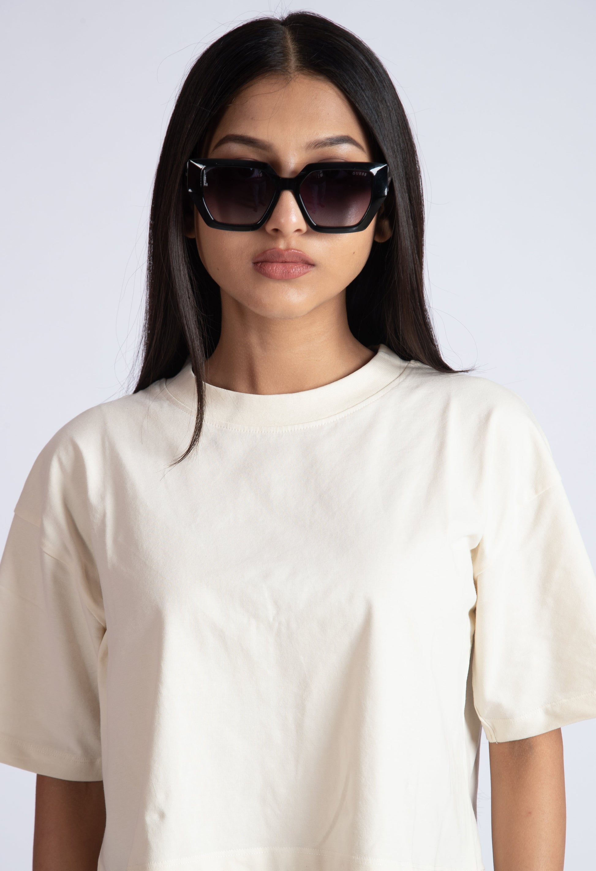 Stylera oversized crop top for women in off-white color worn with black sunglasses
