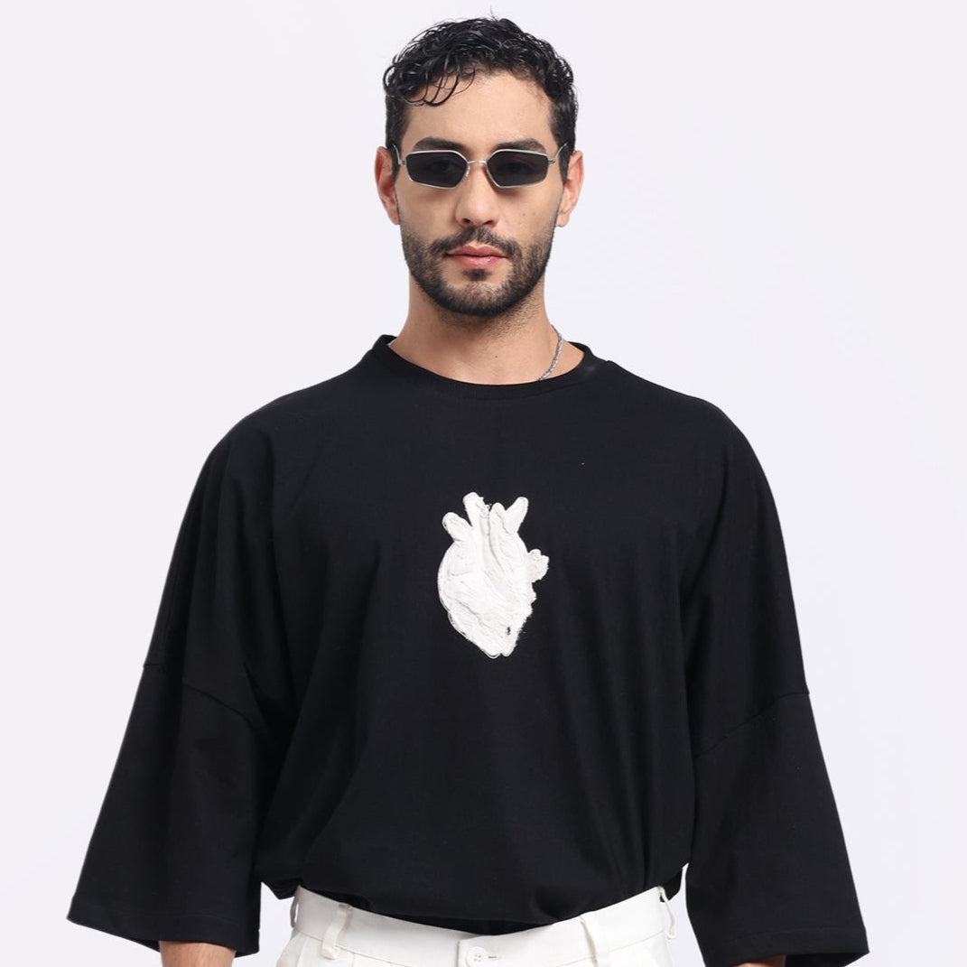 Stylera oversized streetwear t-shirt in black with a unique heart design on the front