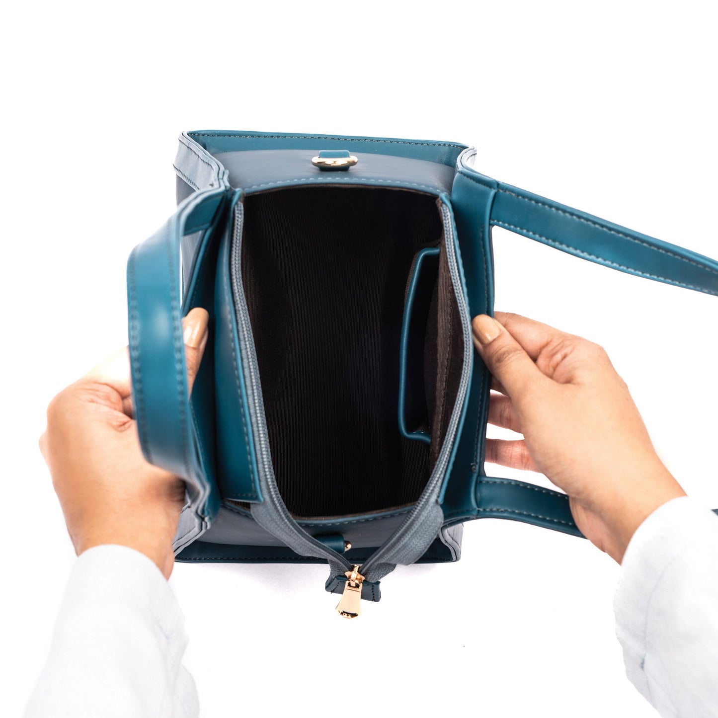 Inside view of the peacock small handbag from Stylera with spacious compartments