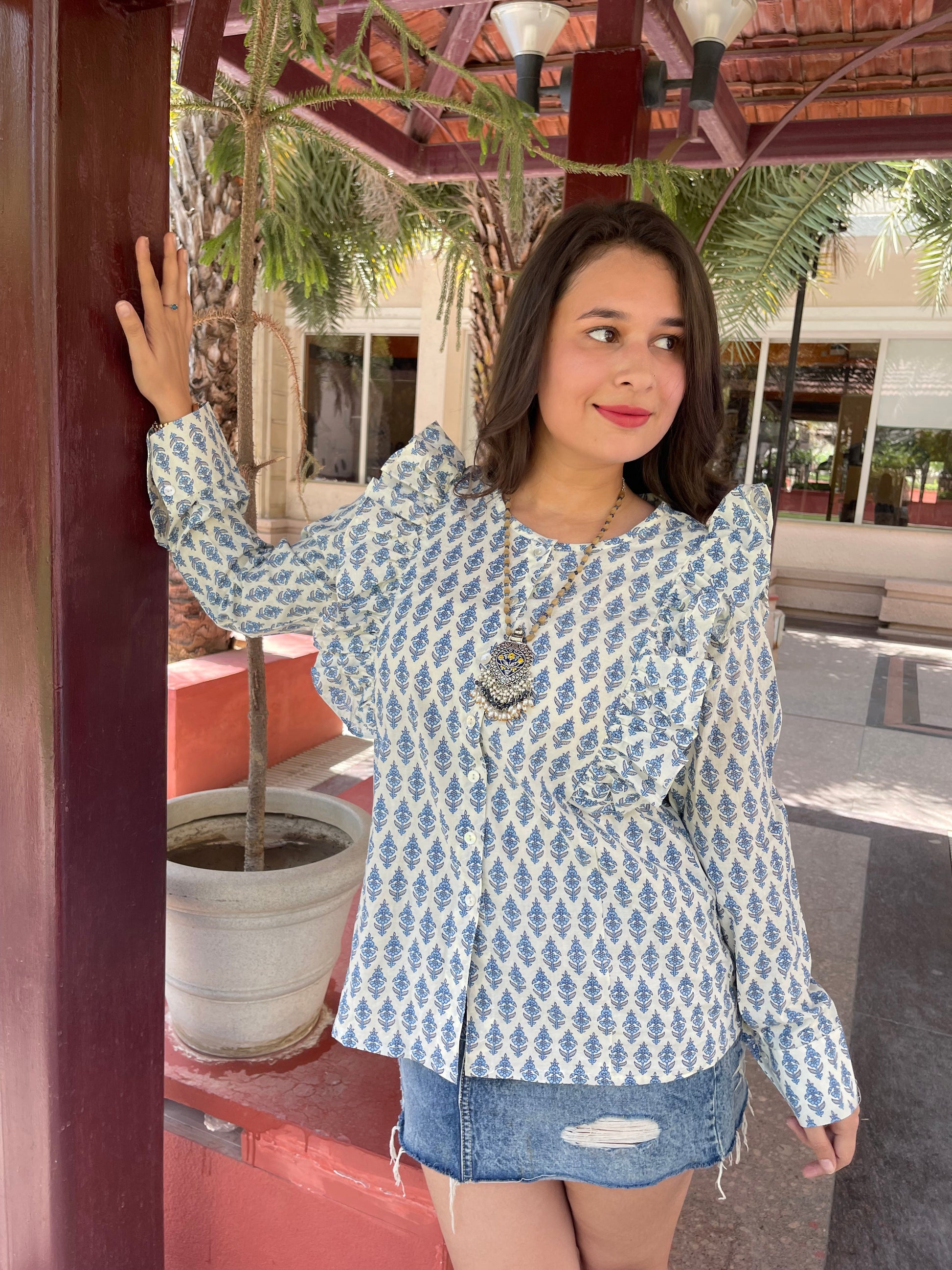 Trendy printed long sleeve shirt for women with ruffled details and a stylish design
