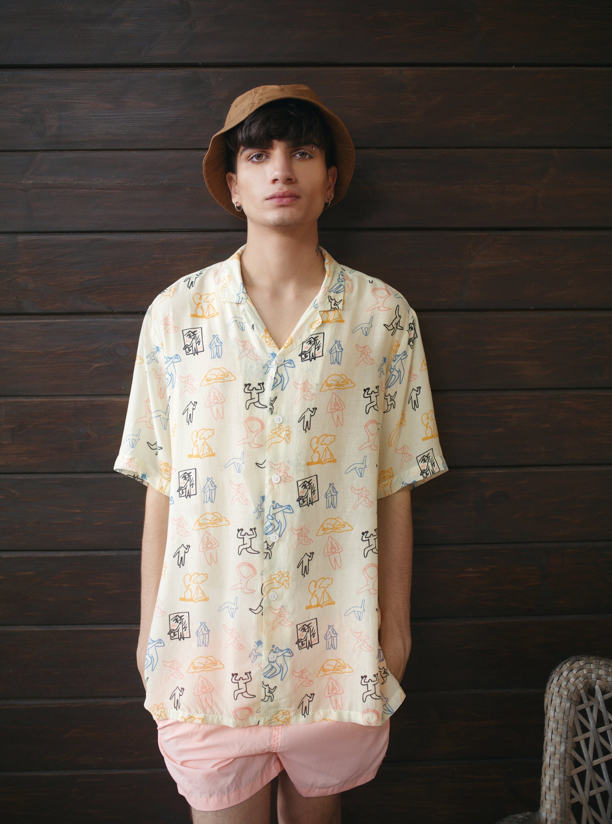 Printed loose fit shirt for men with playful graphics in soft pastel colors