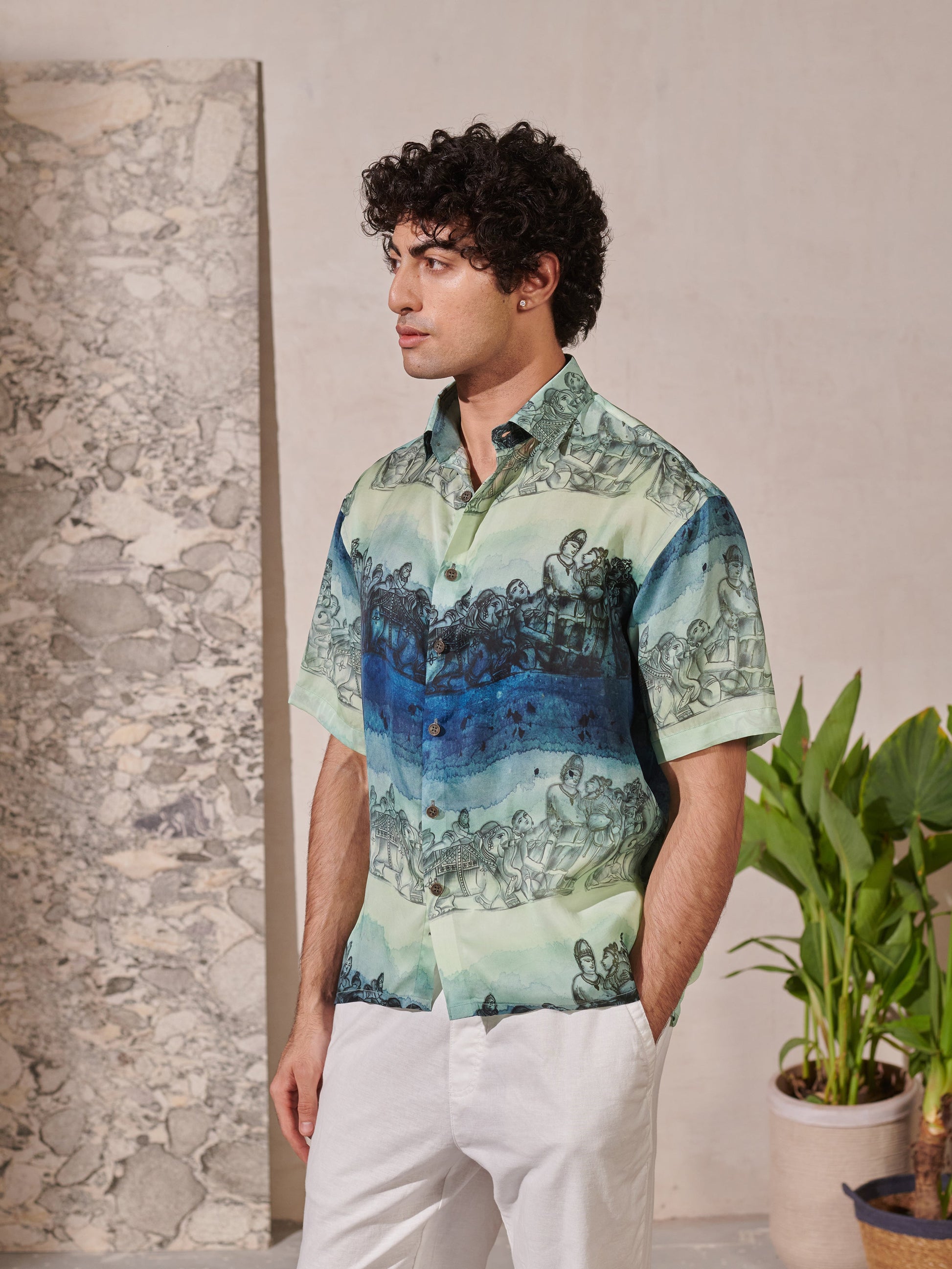 Stylera relaxed fit short sleeve shirt for men in vibrant colors with artistic pattern and a modern design