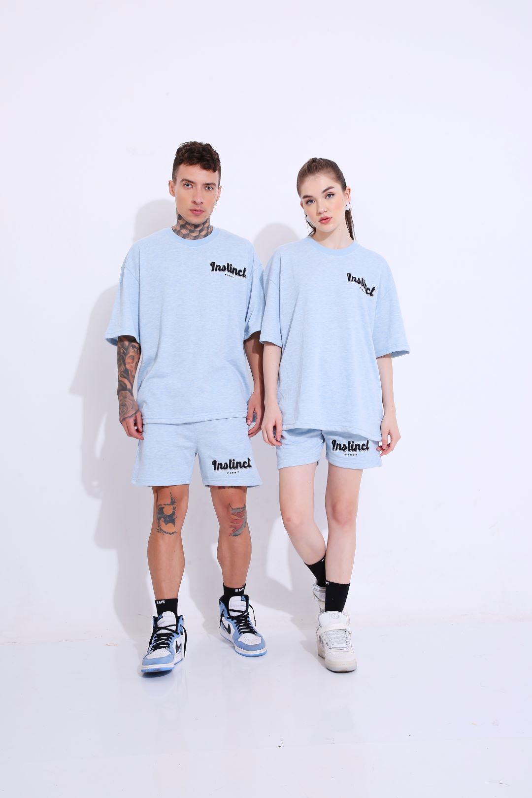 Stylera retro blue oversized t-shirt and matching shorts on male and female models for casual streetwear