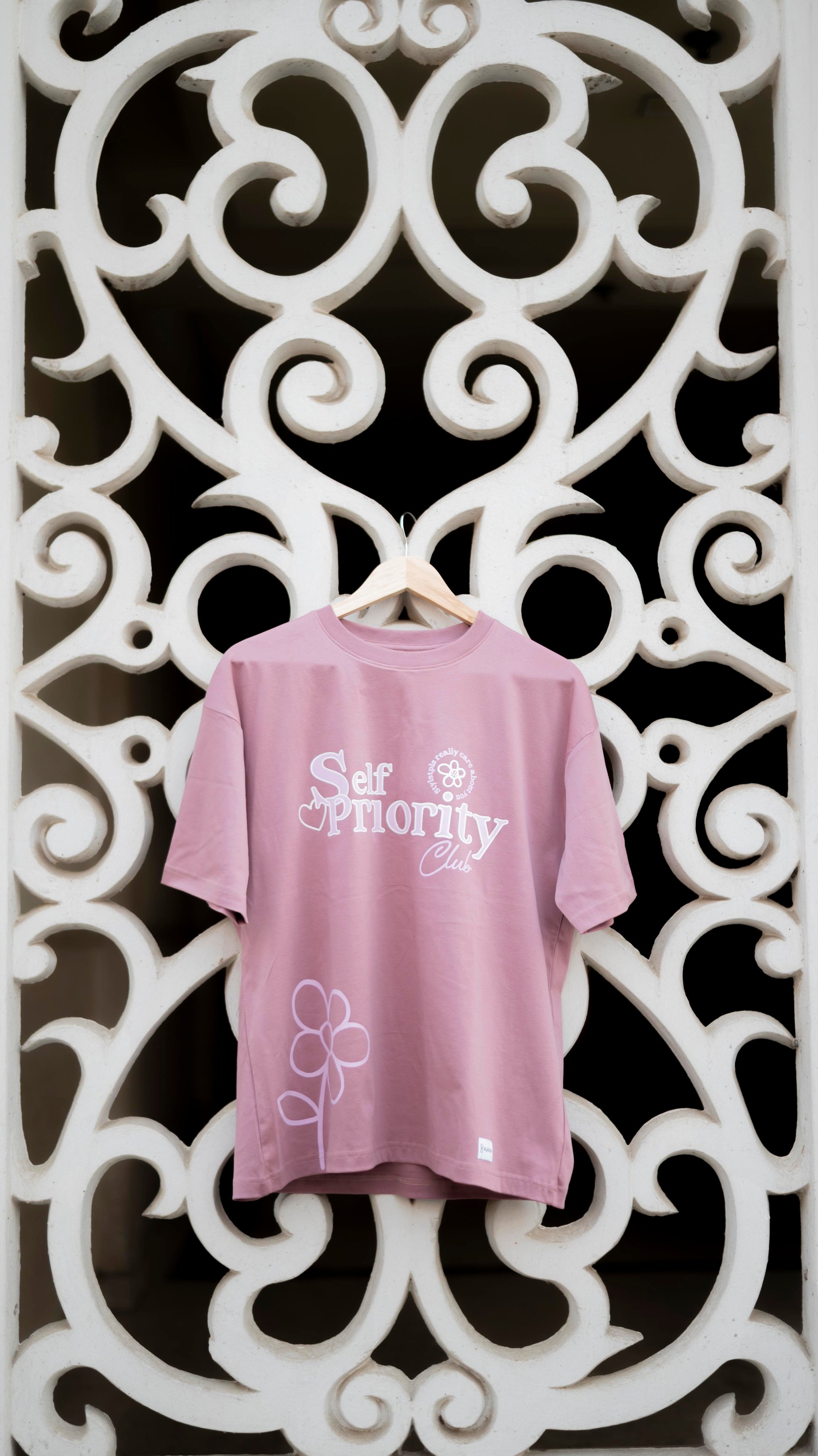 Stylstpls trendy oversized t-shirt for men and women in pink with floral design