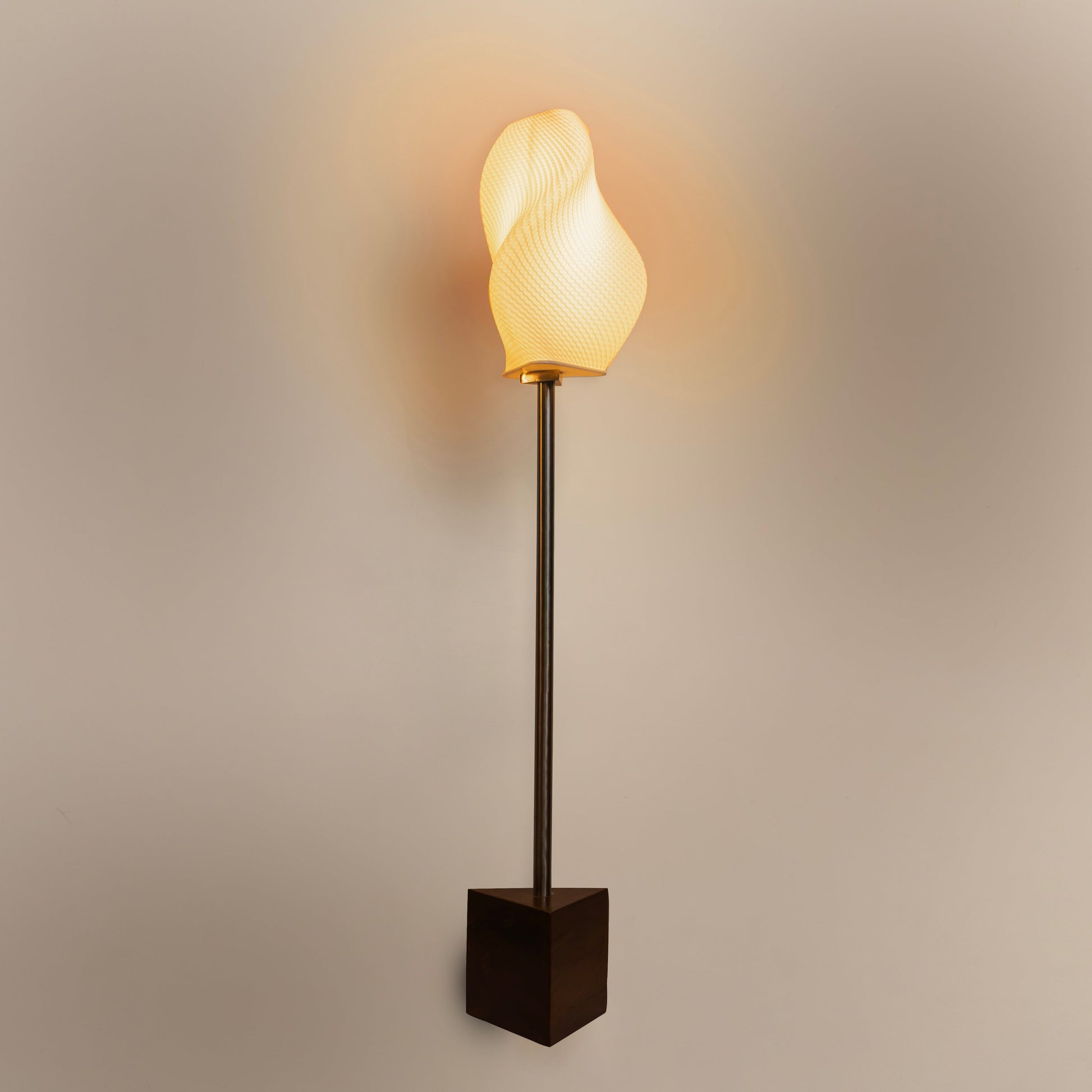 Sozori Serpe floor lamp for living room featuring a unique twist design and warm glow