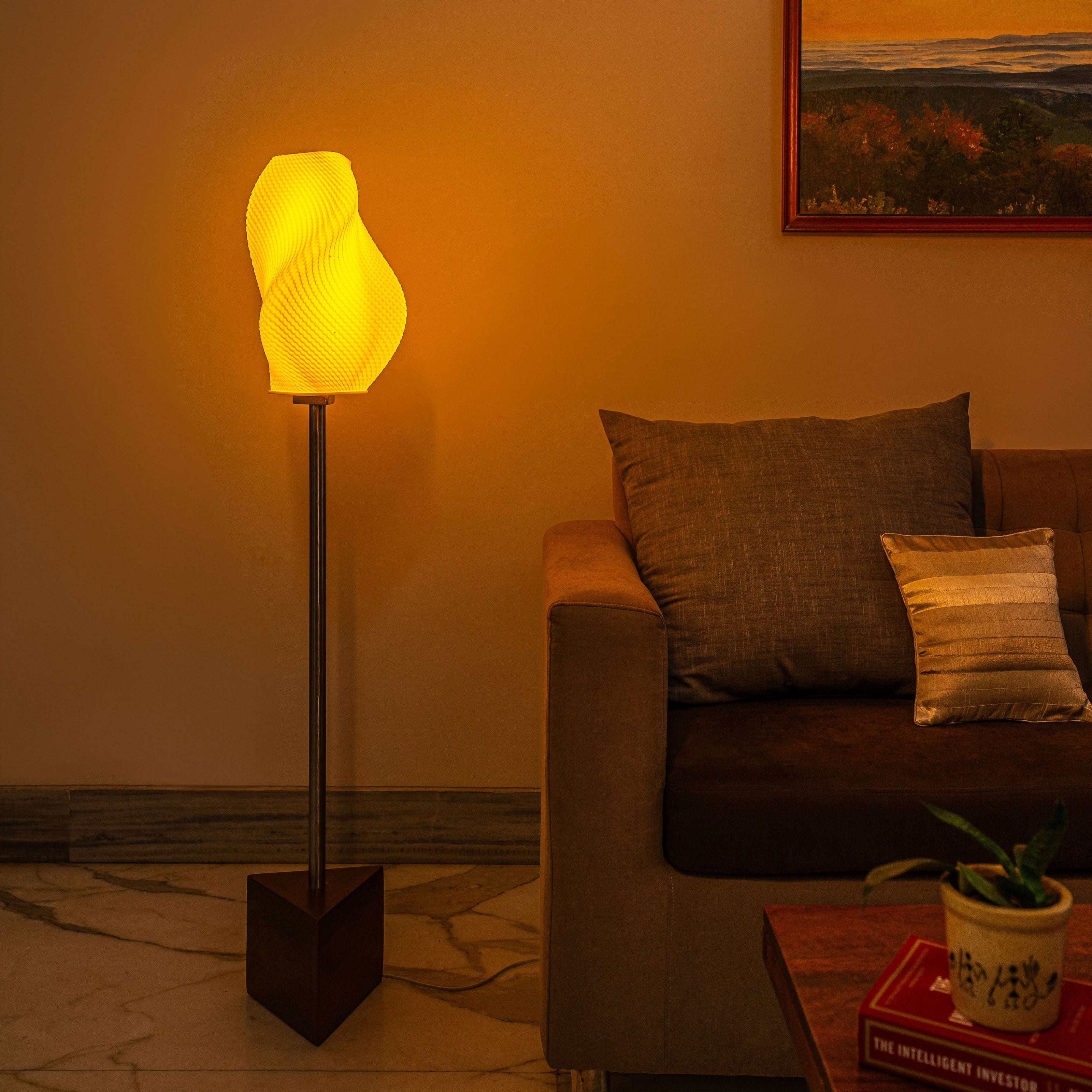 Sozori Serpe floor lamp for living room with a wavy design and warm light for cozy ambiance