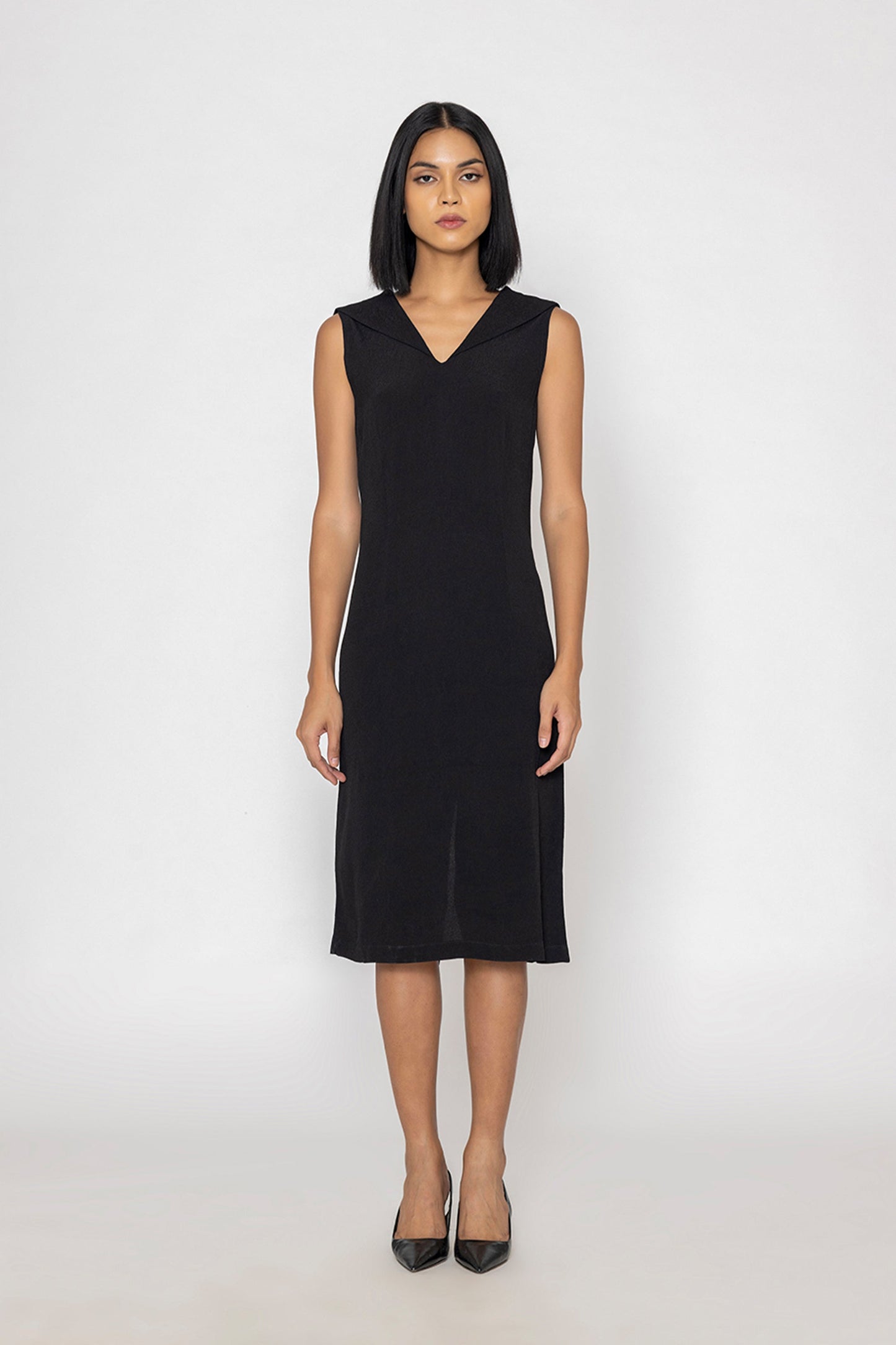 Stylera sleek black evening dress sleeveless V-neck midi length with fitted silhouette