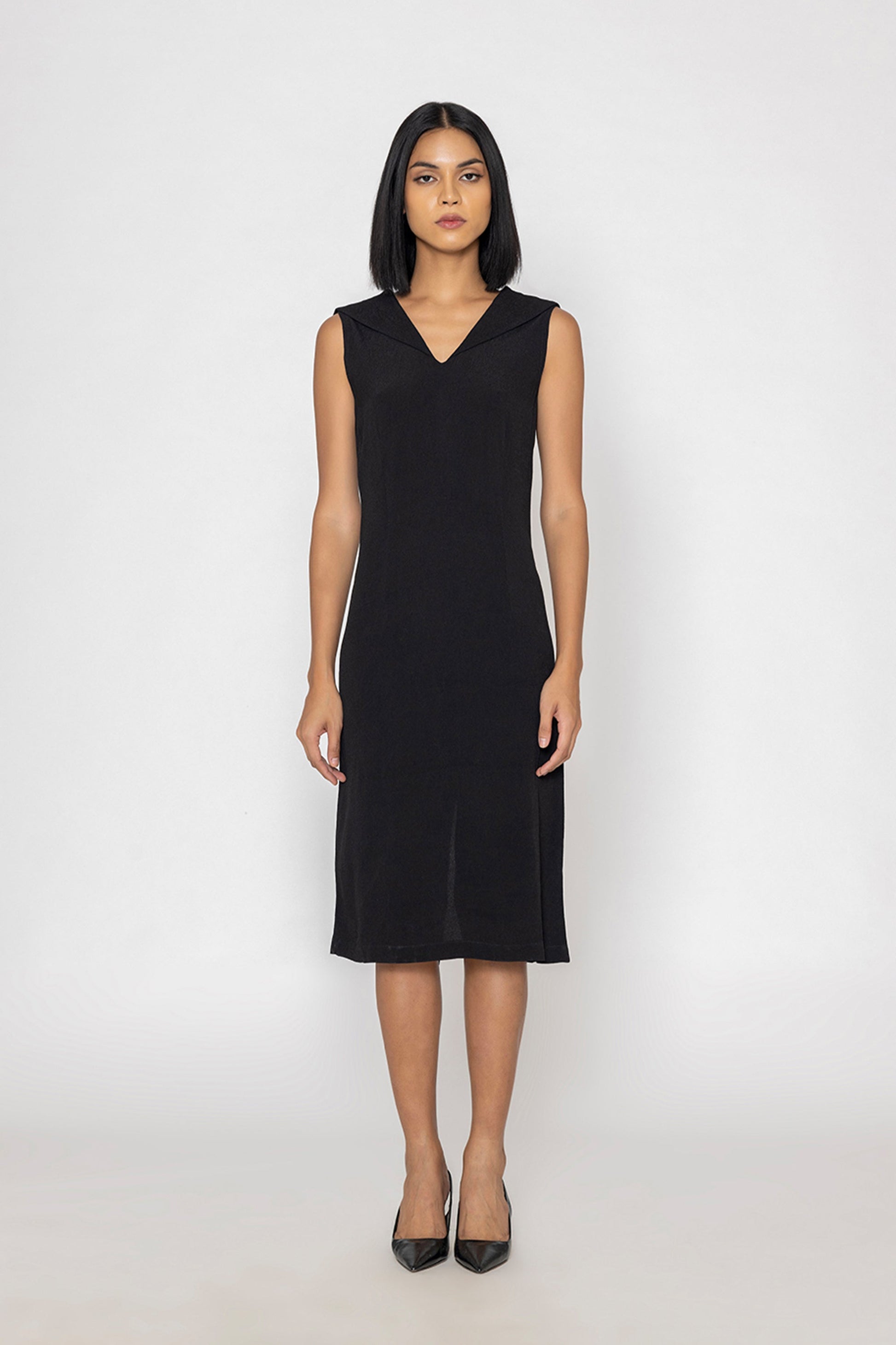 Stylera sleek black evening dress sleeveless V-neck midi length with fitted silhouette