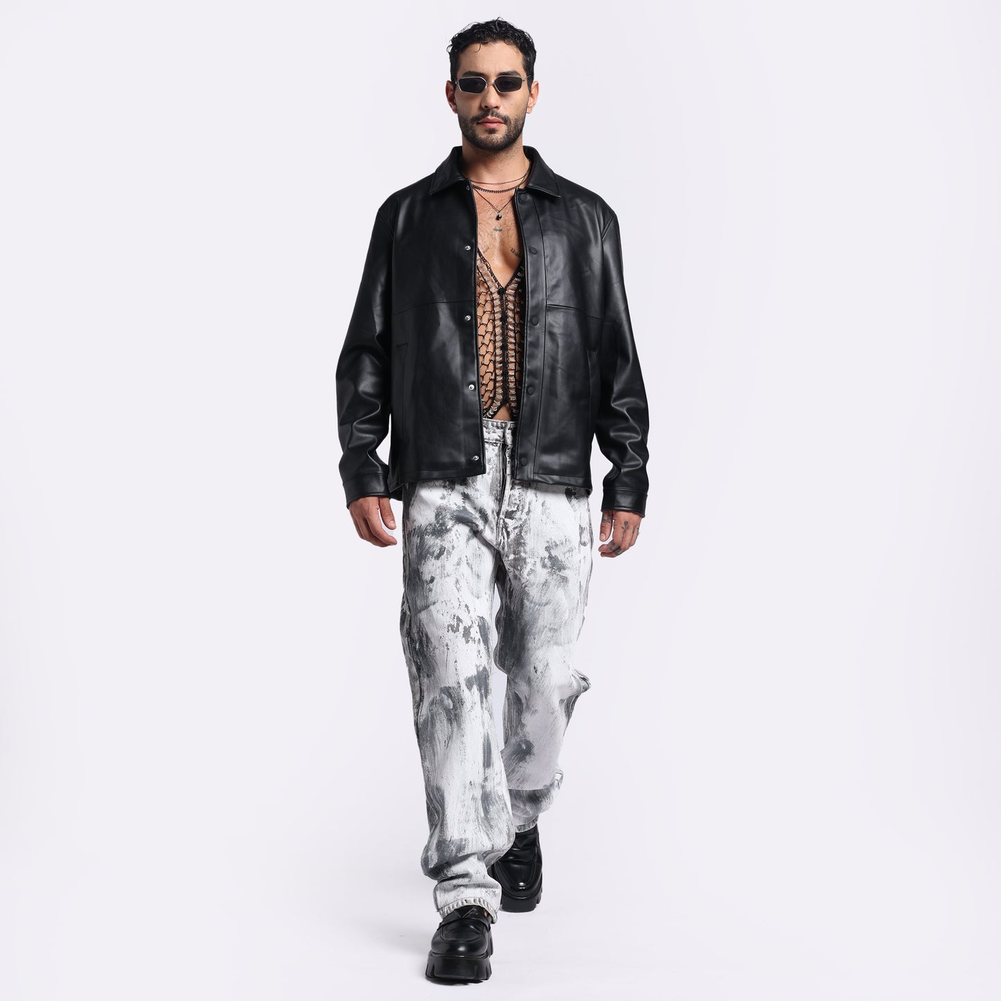 Stylera street style men's fashion jeans in a relaxed fit with a stylish black leather jacket