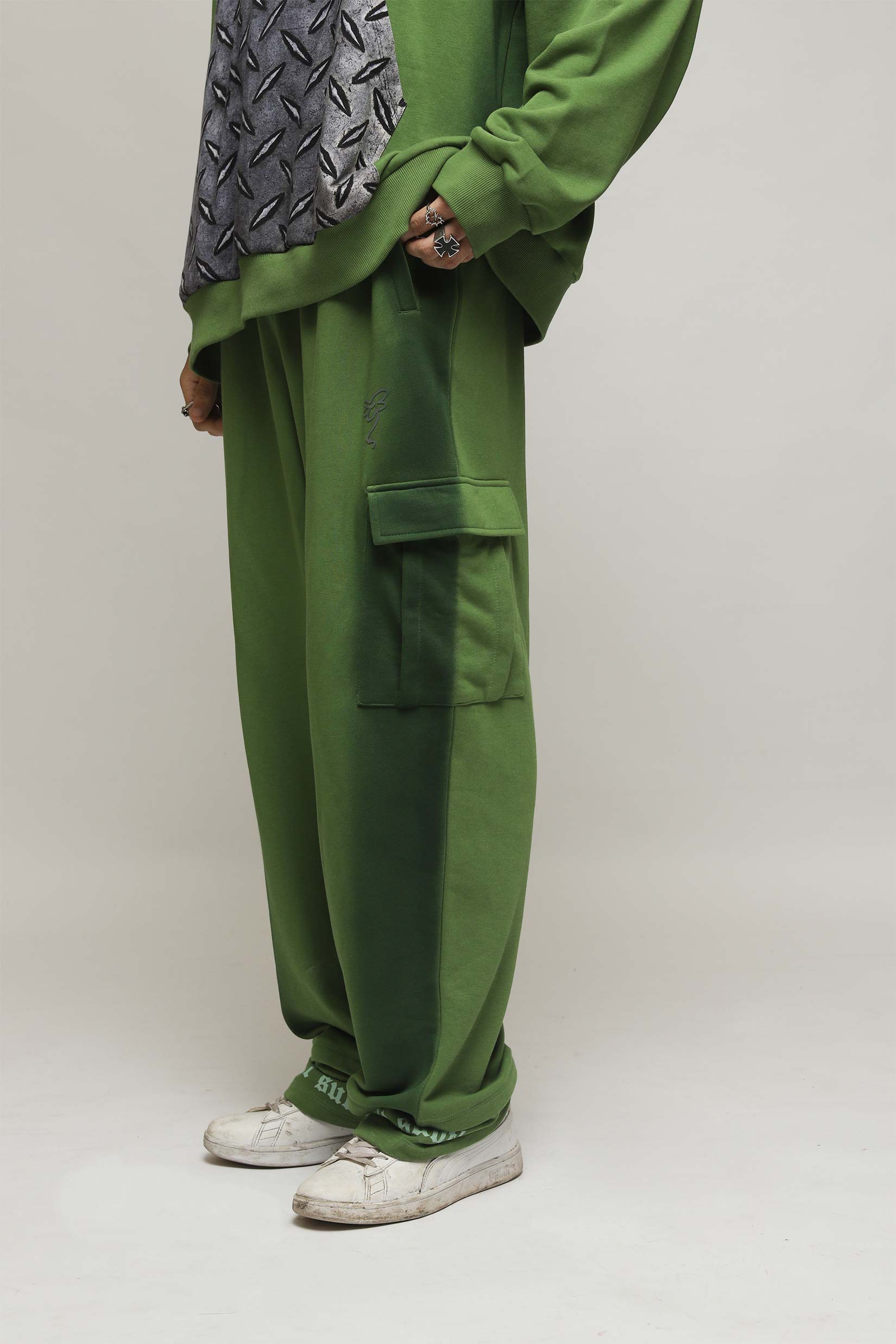 Stylera oversized green cargo pocket joggers with side flap pocket paired with white sneakers