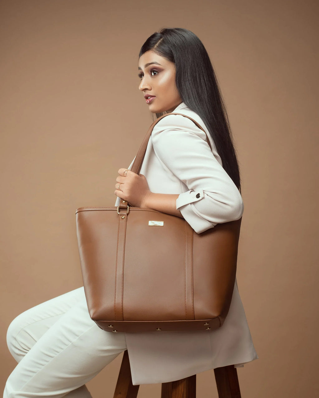 Stylish brown shoulder bag designed by Stylera, perfect for everyday use