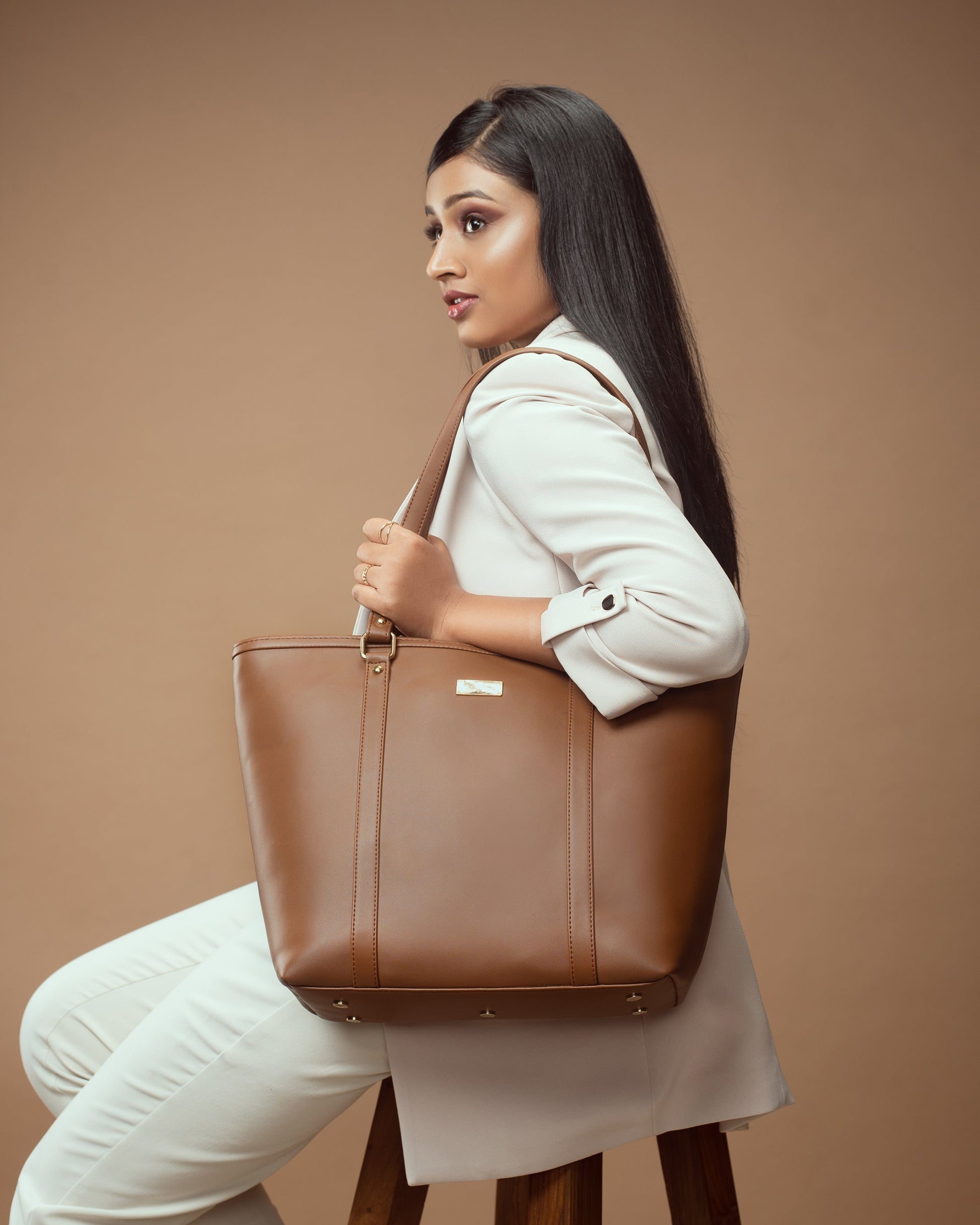Stylish brown shoulder bag designed by Stylera, perfect for everyday use