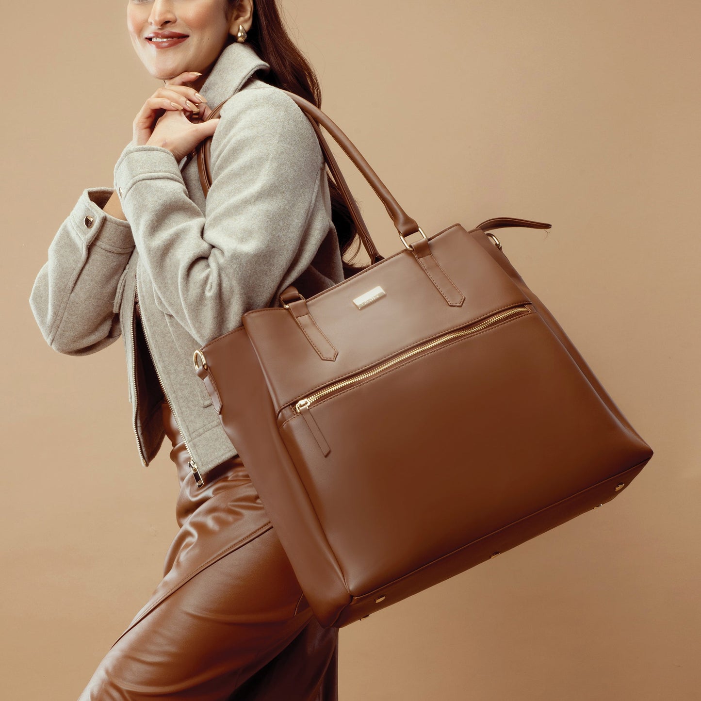 Stylish everyday carryall bag in brown, designed by Stylera, perfect for daily use.