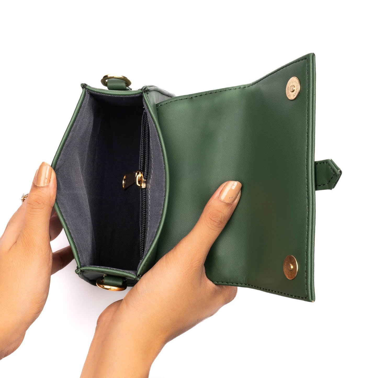 Stylish green purse with gold chain, featuring a spacious interior and elegant design for everyday use