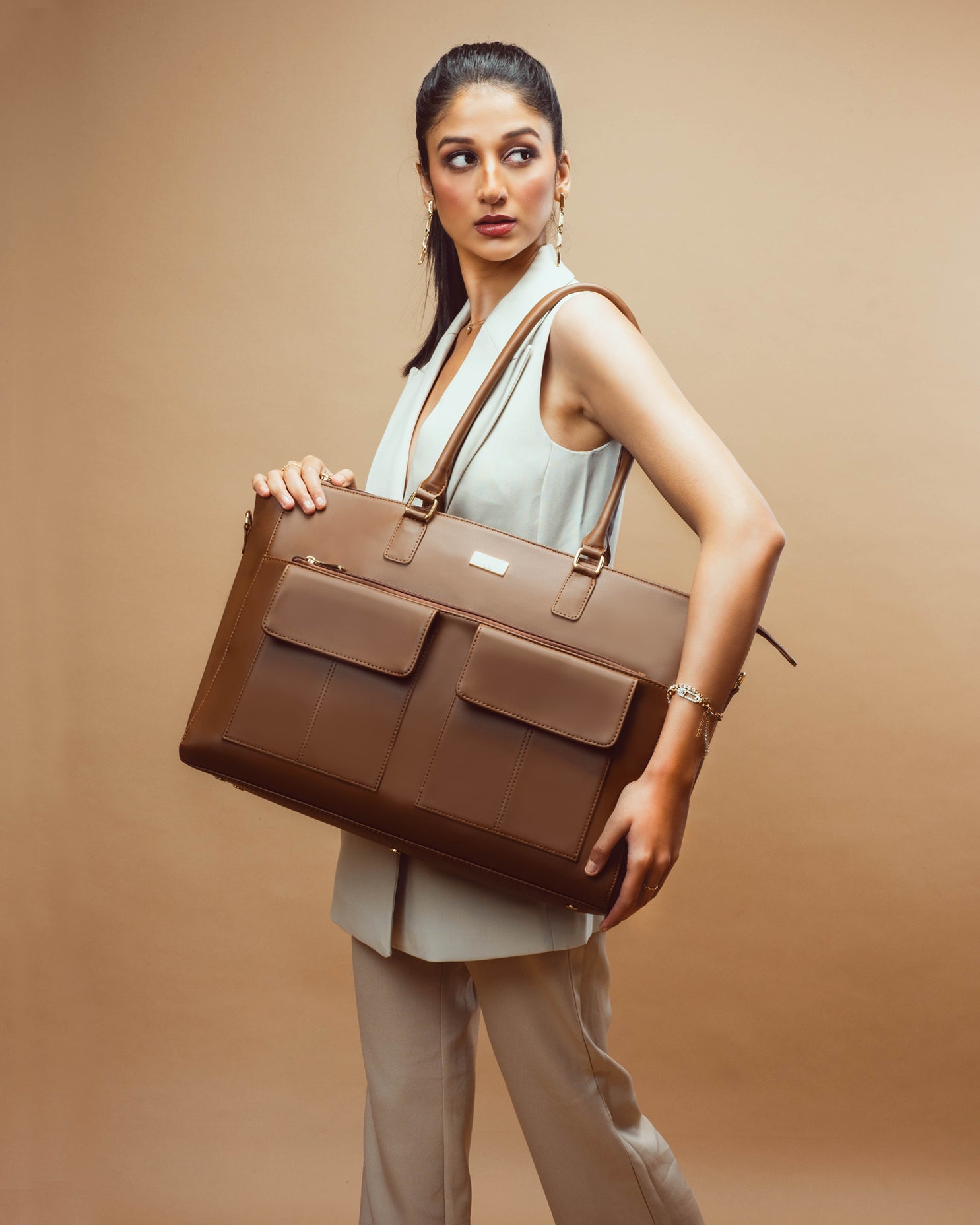 Stylera oversized tote bag, stylish work tote for laptops in chic brown finish
