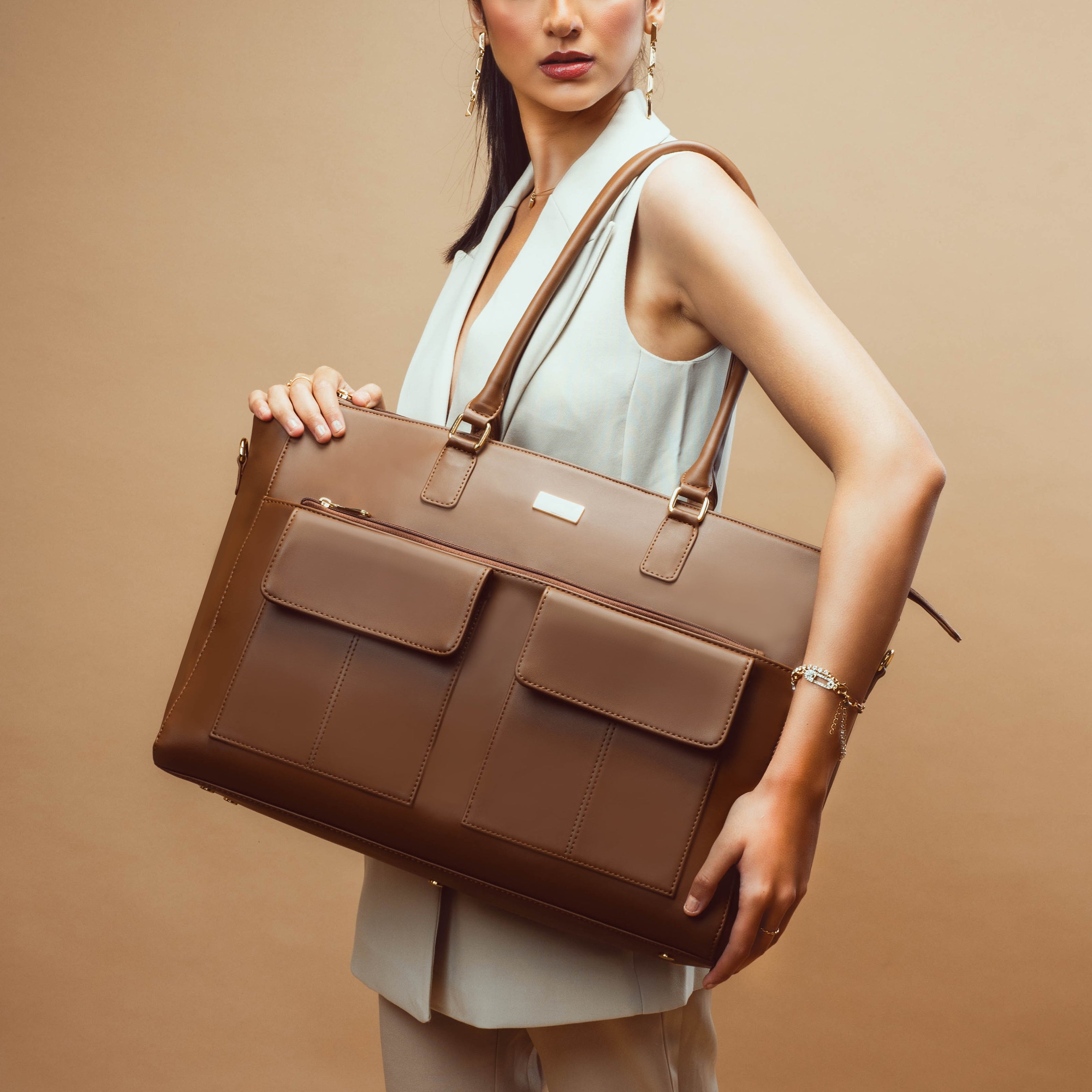 Oversized tote bag from Stylera, a stylish work tote for laptops in brown with multiple pockets