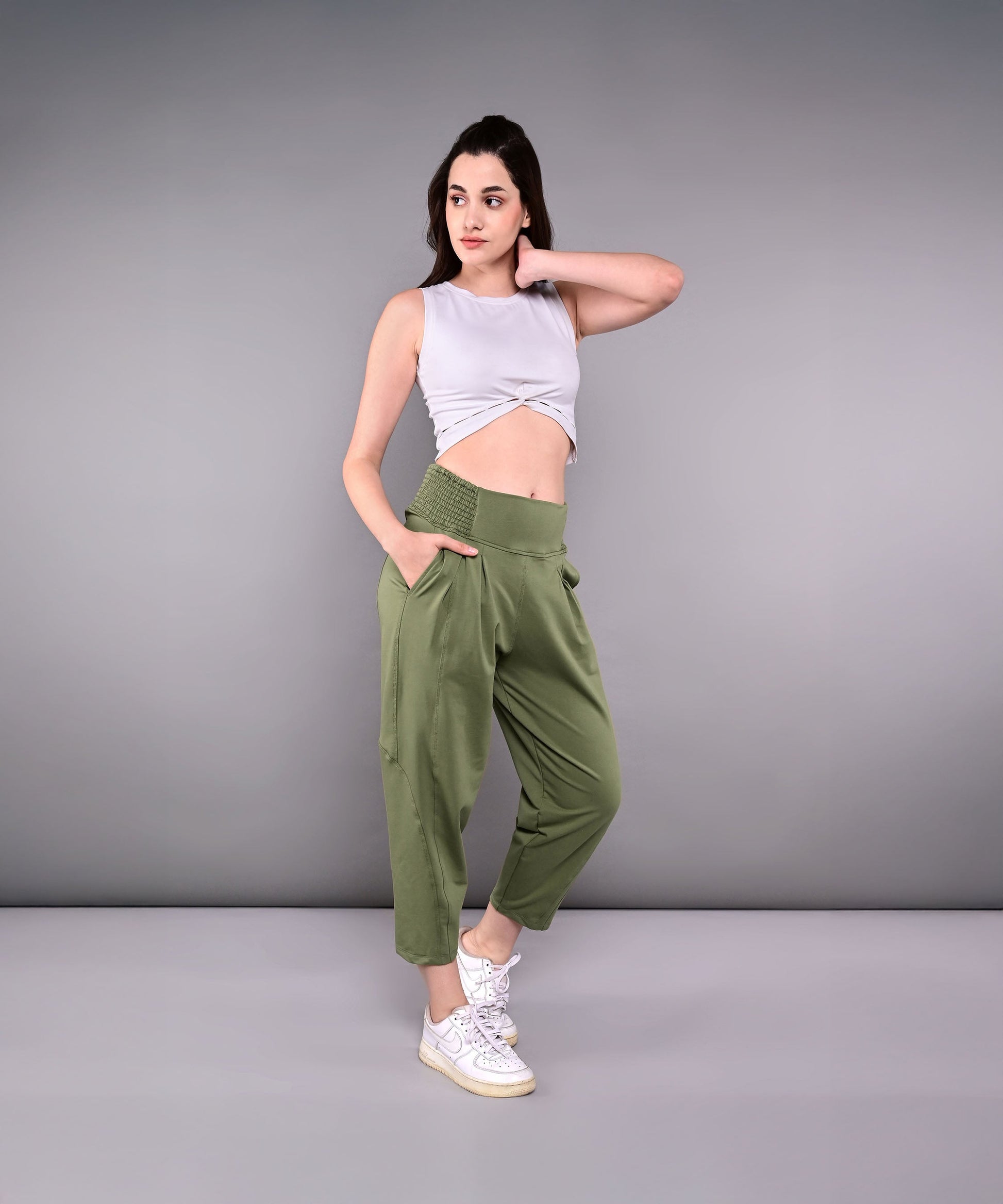 Stylera stylish yoga pants with pockets in olive green, designed for comfort and versatility