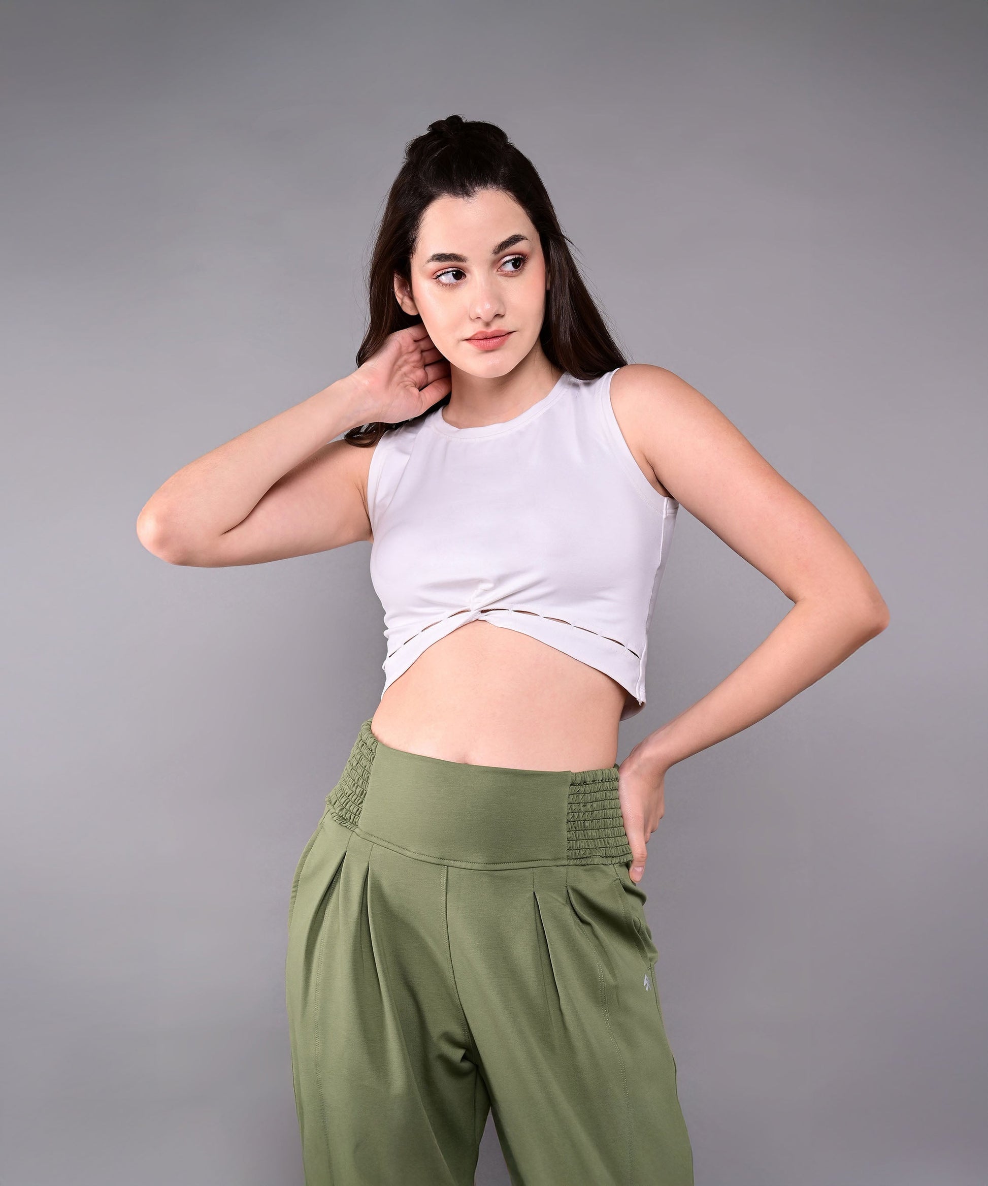 Stylera stylish yoga pants with pockets in olive green, featuring a high-waisted and comfortable fit.